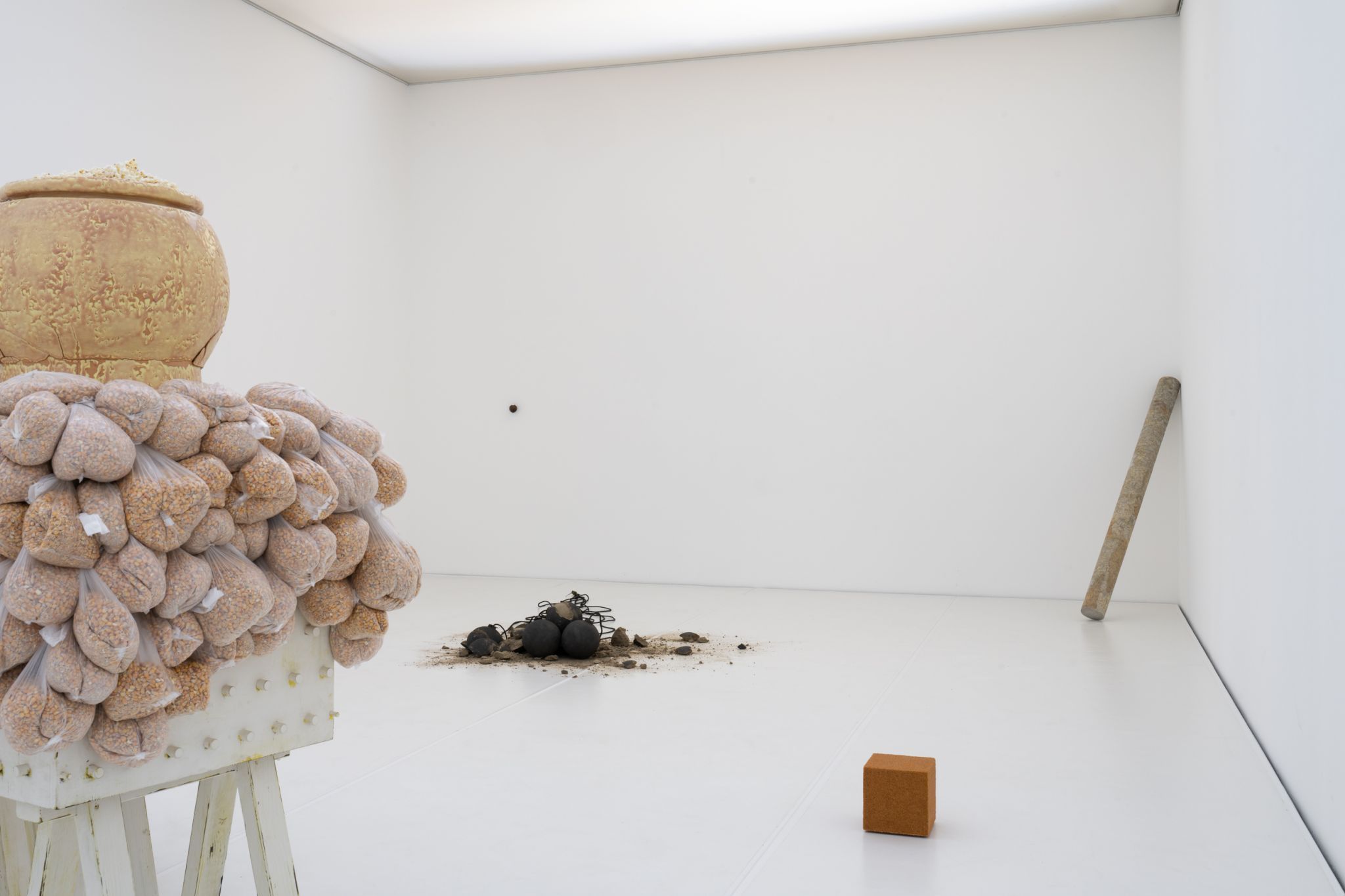  „Iwamotos Oeuvre gliedert sich in eine philosophisch-künstlerische Erzählpraxis mit einem hohen Maß an Feinsinnigkeit und in eine akribisch sensible Arbeit mit der Materialität