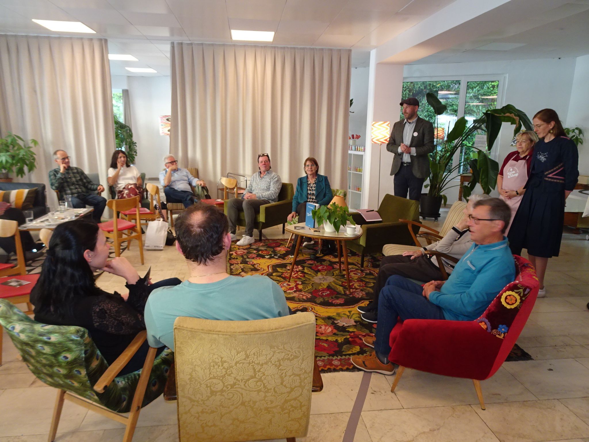 Im WirkRaum der Caritas eröffnete das Erzähl-Café den Premierentag. 