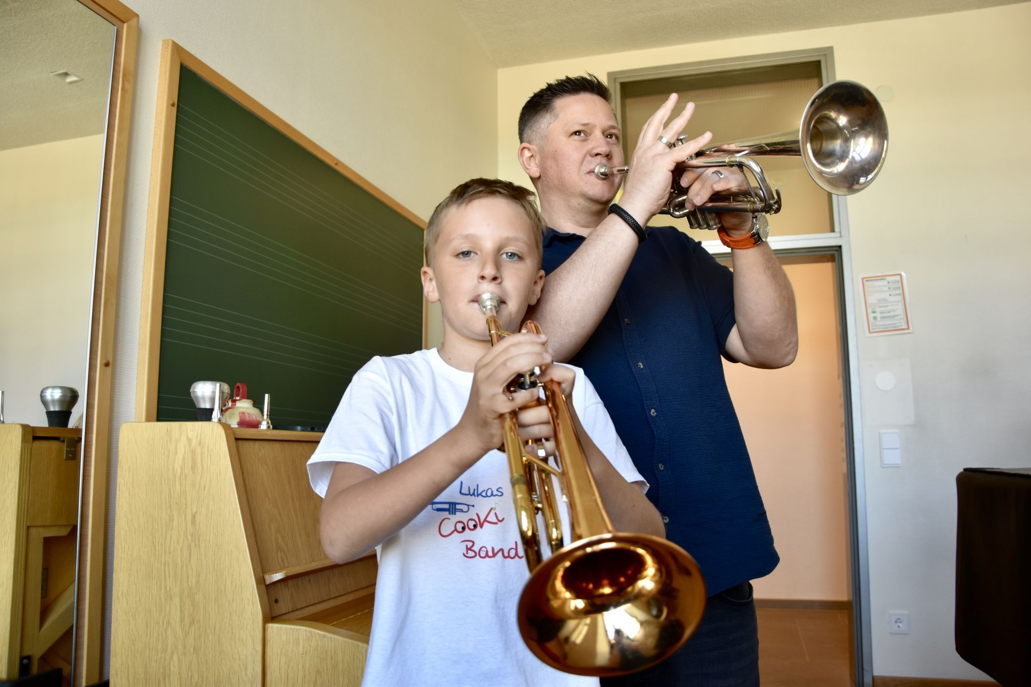 Tolle Klänge entlockten Musikschullehrer Roché Jenny und Schüler Lukas ihren Trompeten.
