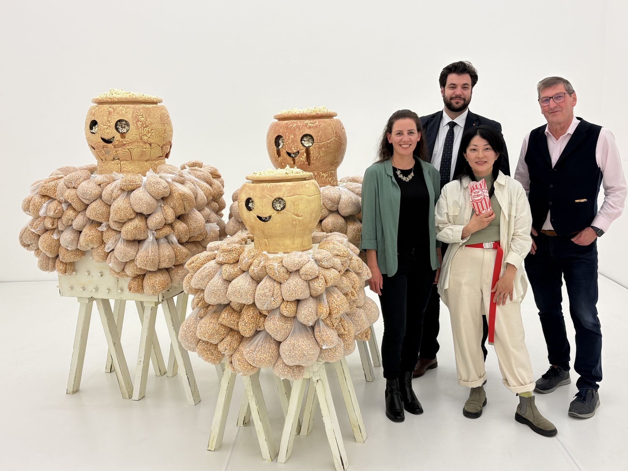Im Zentrum der Mari-Iwamoto-Schau im Kunstraum Remise steht eine Installation mit drei Skulpturen, die formal überdimensionalen Playmobil-Figuren nachempfunden sind. Mit im Bild: Daniela Beck (Bludenz Kultur), Stadtrat Cenk Dogan, Künstlerin Mari Iwamoto und allerArt-Obmann Wolfgang Maurer. Foto: Gerhard Scopoli