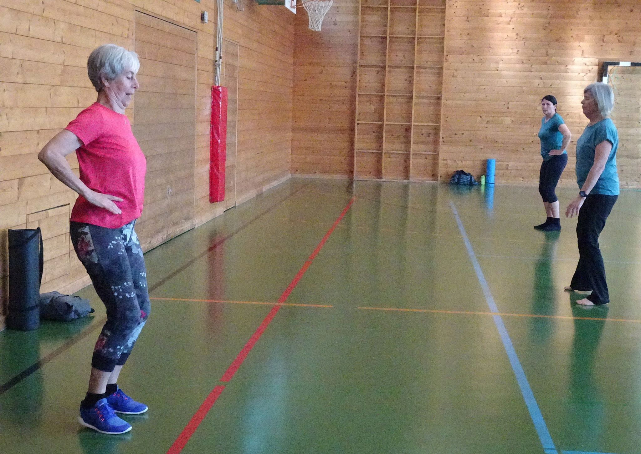 Hedi Mangeng steht vorne und macht jede Bewegung aktiv mit.