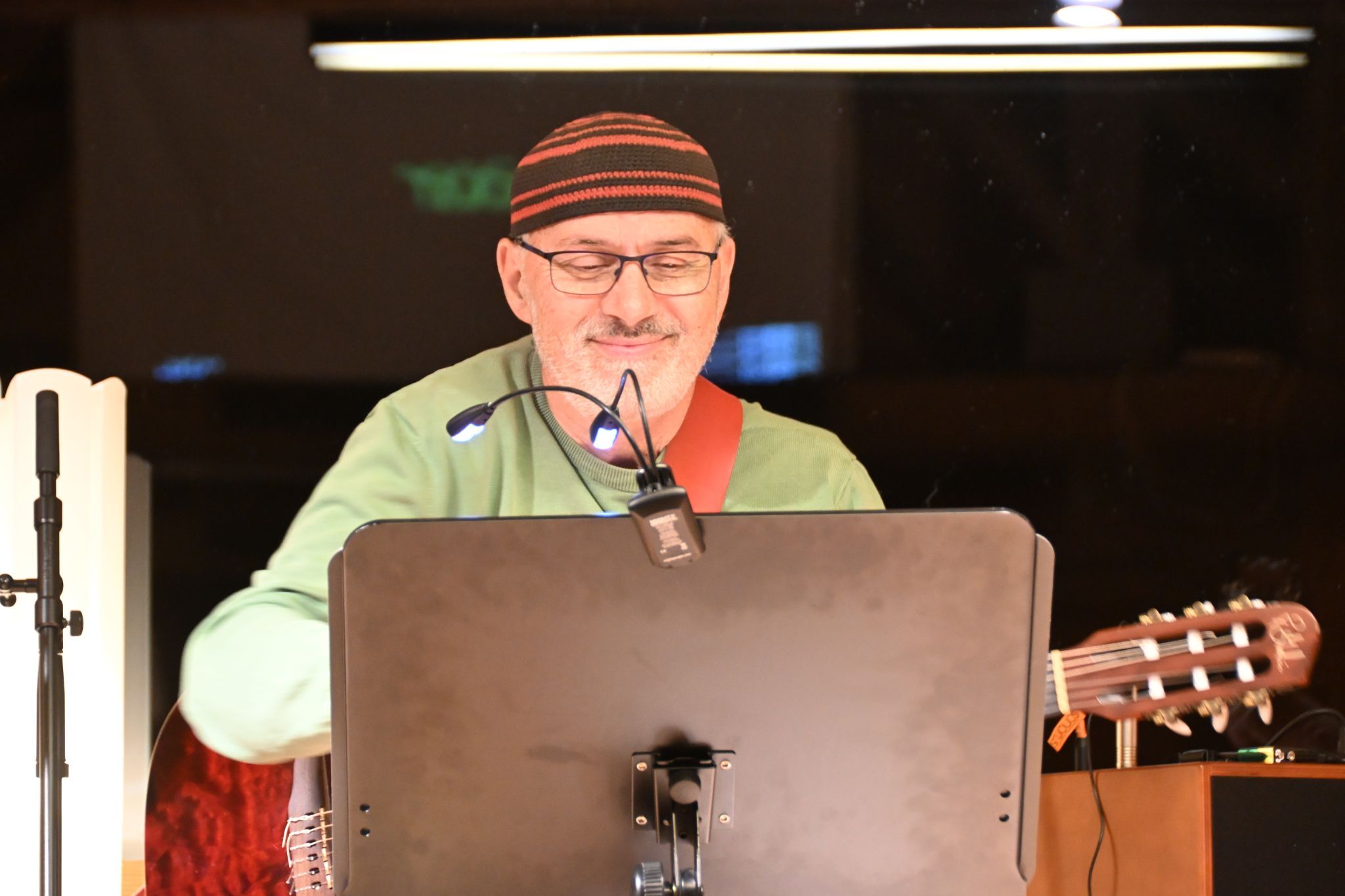 Gitarre mit sanften Soundeffekten und Percussion - Markus Hupp