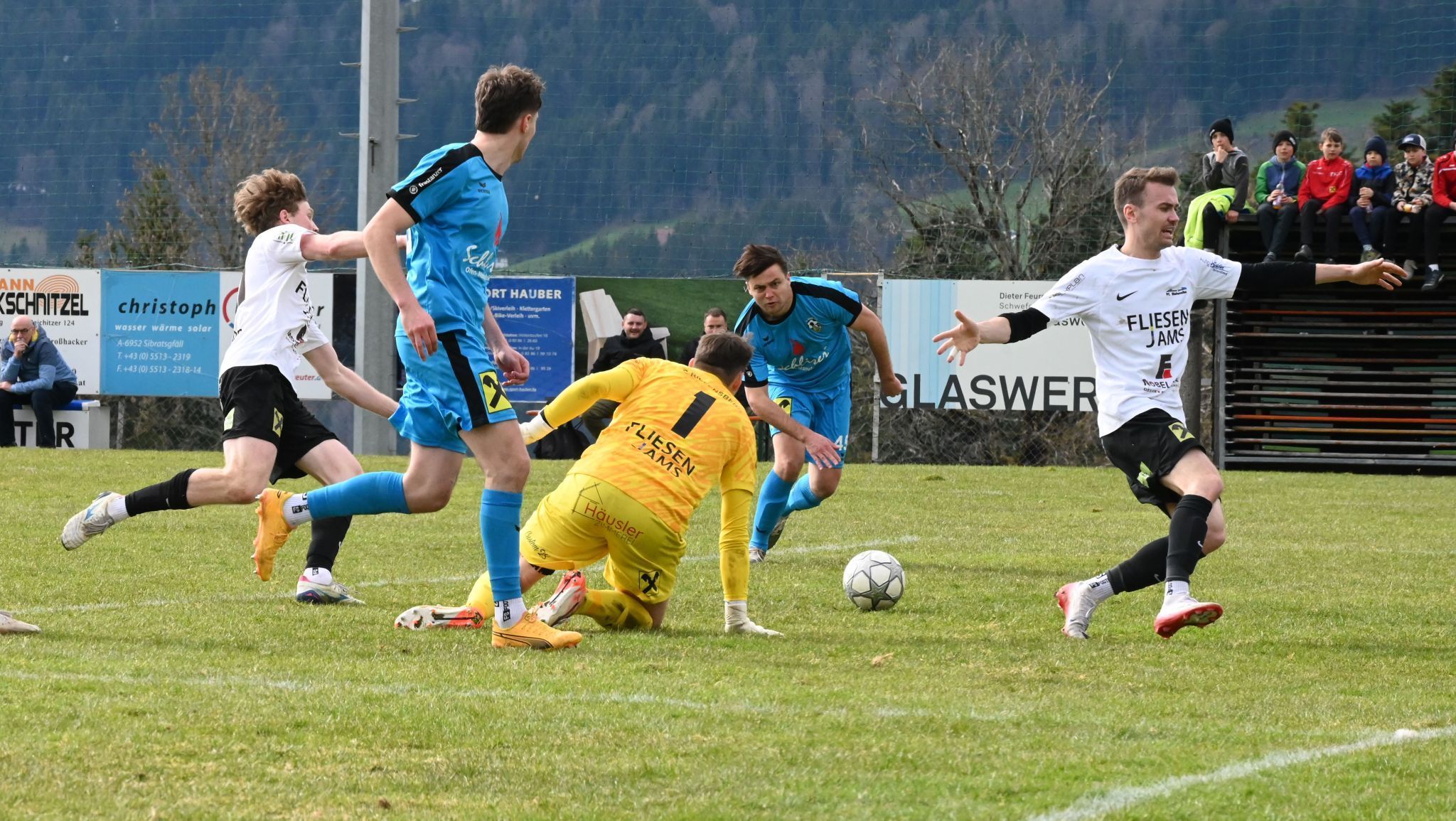 Viel Los in Riefensberger Strafraum. 