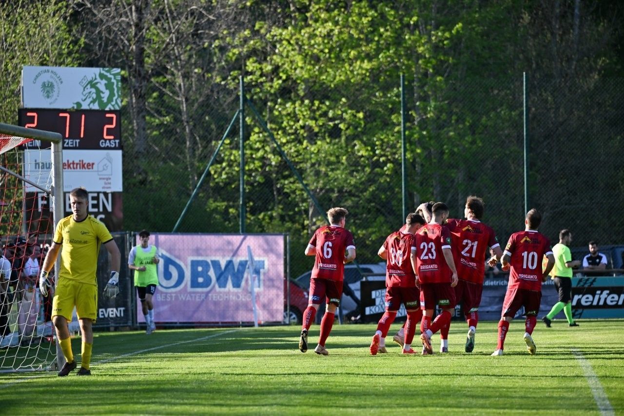 Egg feiert Doppelpack Dominik Fessler nach dem 2:2-Ausgleichstor. VN-SERRA