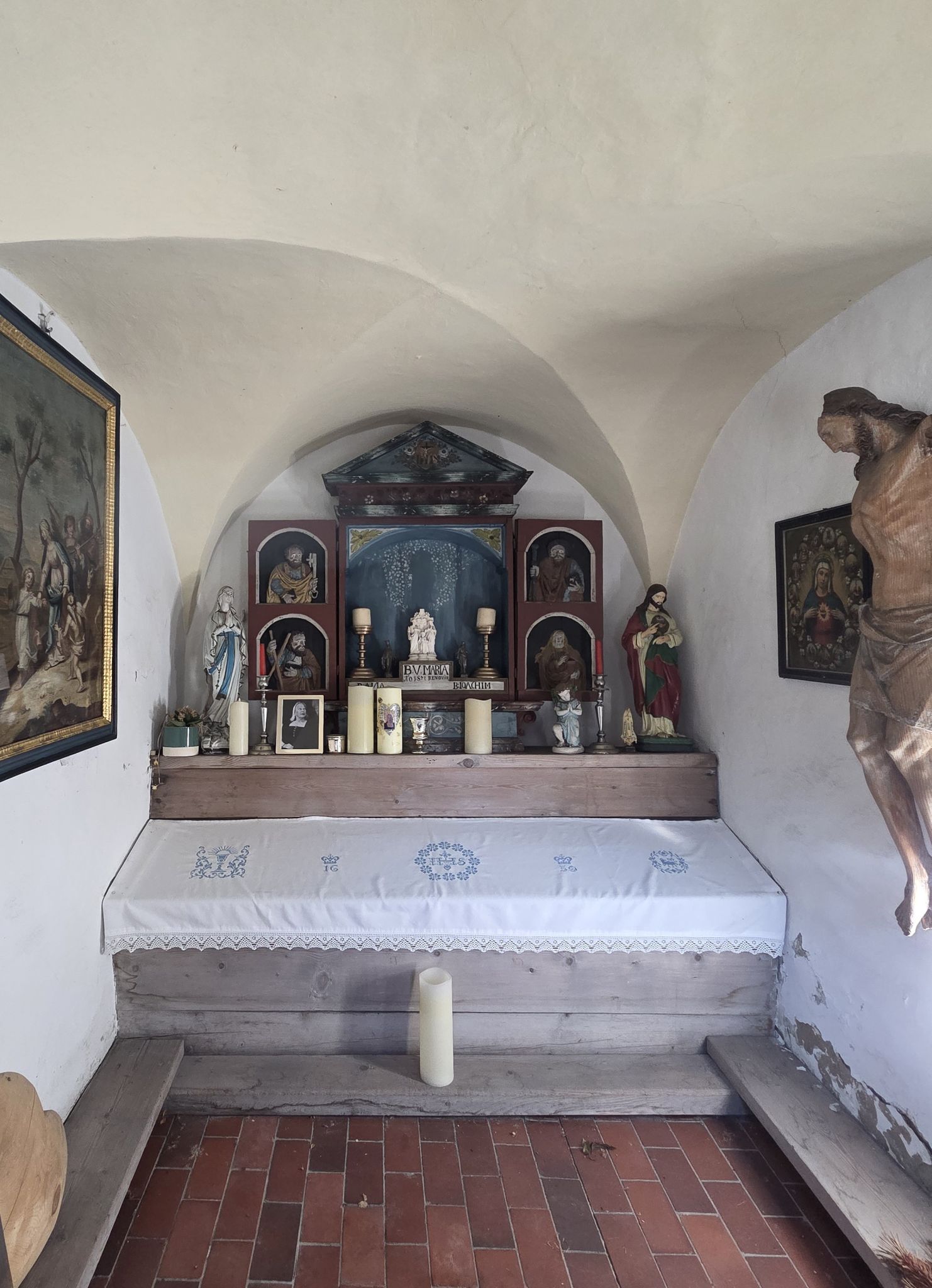 Schöner Renaissancealtar im Inneren der Kapelle (Foto OS)
