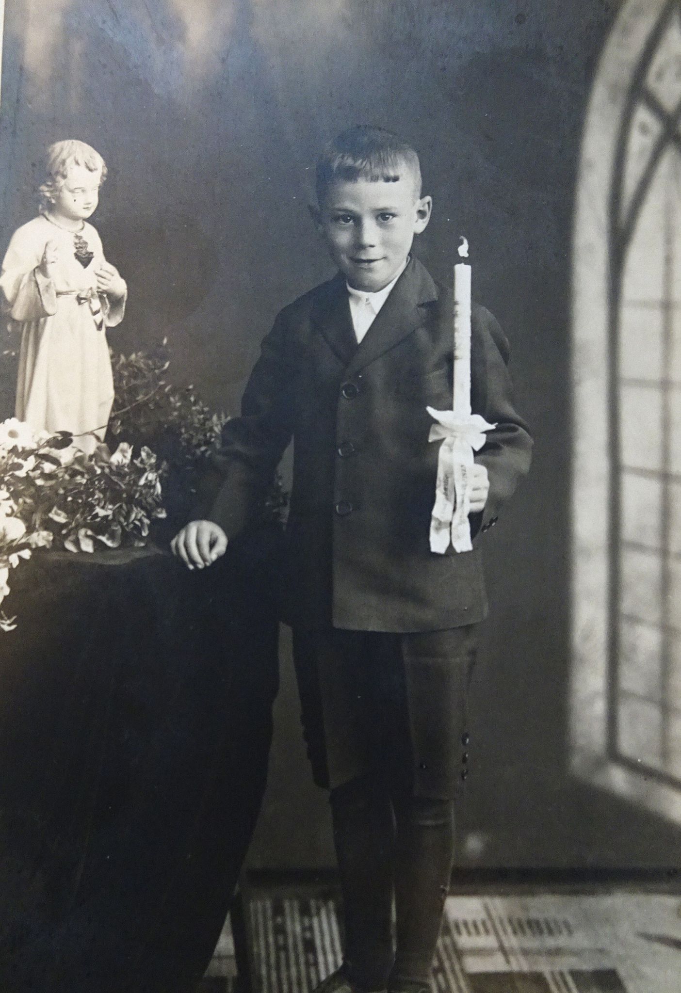 Luis Witzemann 1934 bei seiner Erstkommunion, nächste Woche steht diese Feier bei seinem Urenkel Leonard an. 
