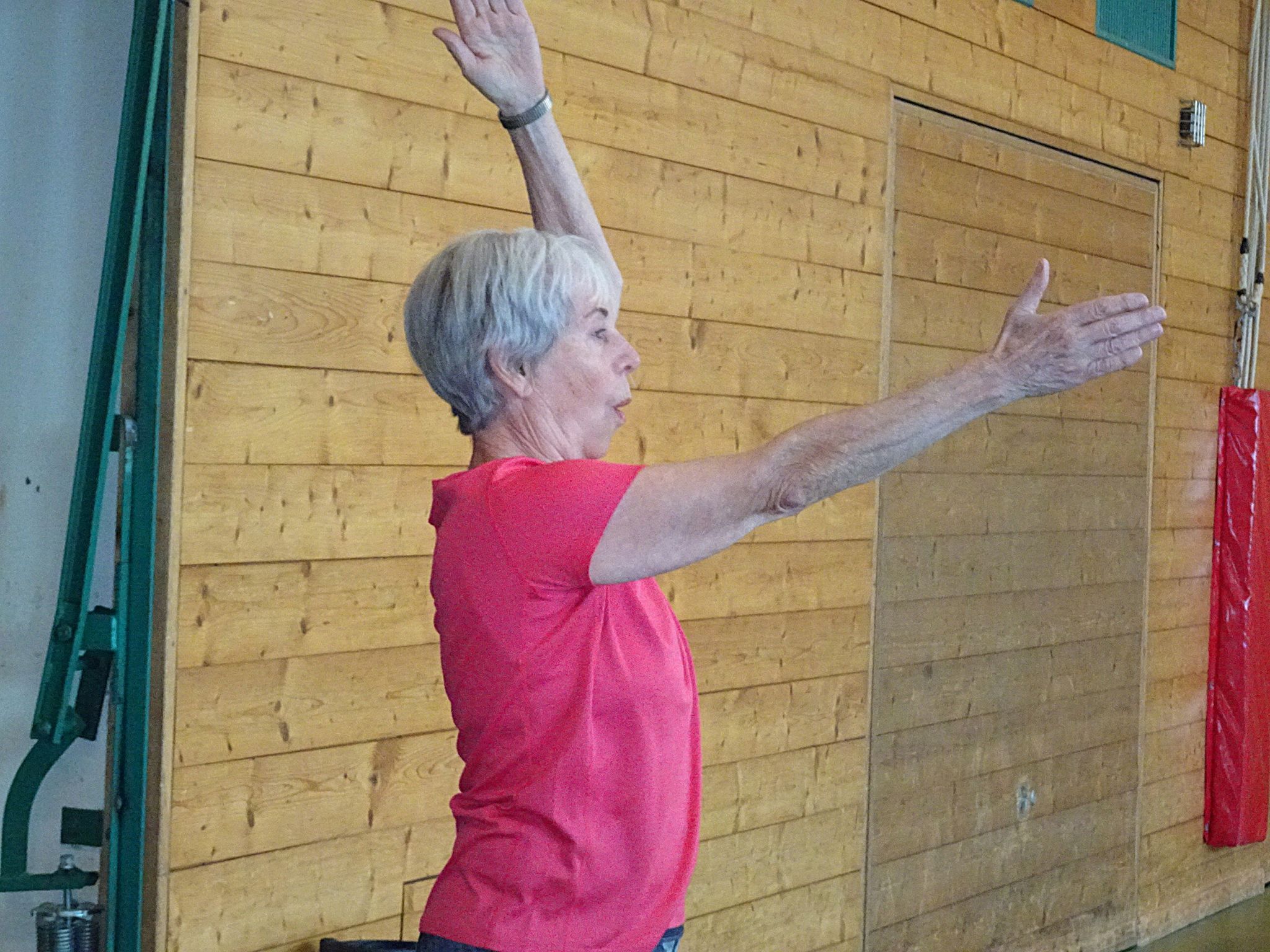 Hedi Mangeng zeigt die Übung vor und gibt das Tempo vor.