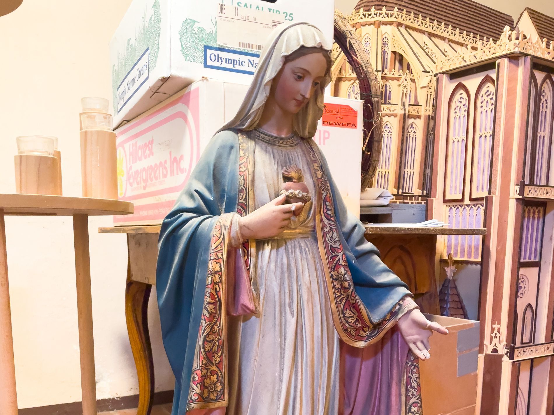 Am Flohmarkt werden Heiligenfiguren angeboten.