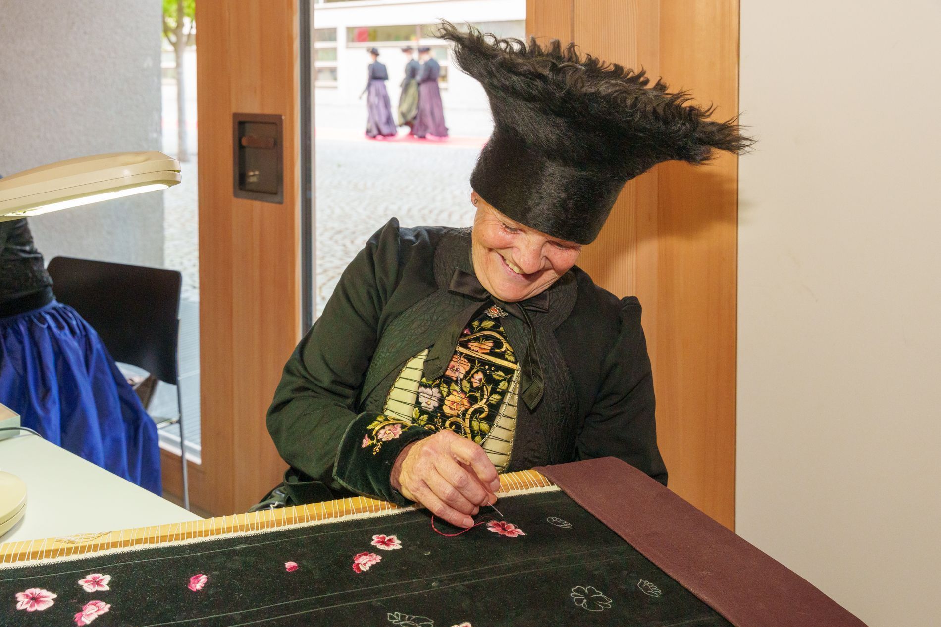 Für die komplizierte Stickerei ist viel Geduld notwendig.