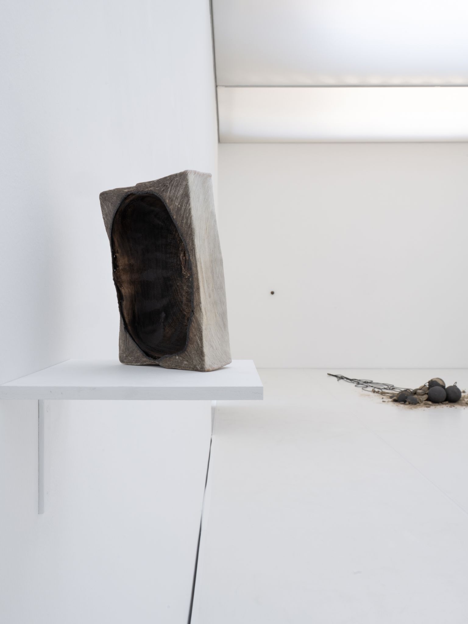 In der Ausstellung geht Mari Iwamoto der Frage nach, warum Wörter aufhören zu sein und in der Vergessenheit verschwinden, als wären sie nie vorhanden gewesen.