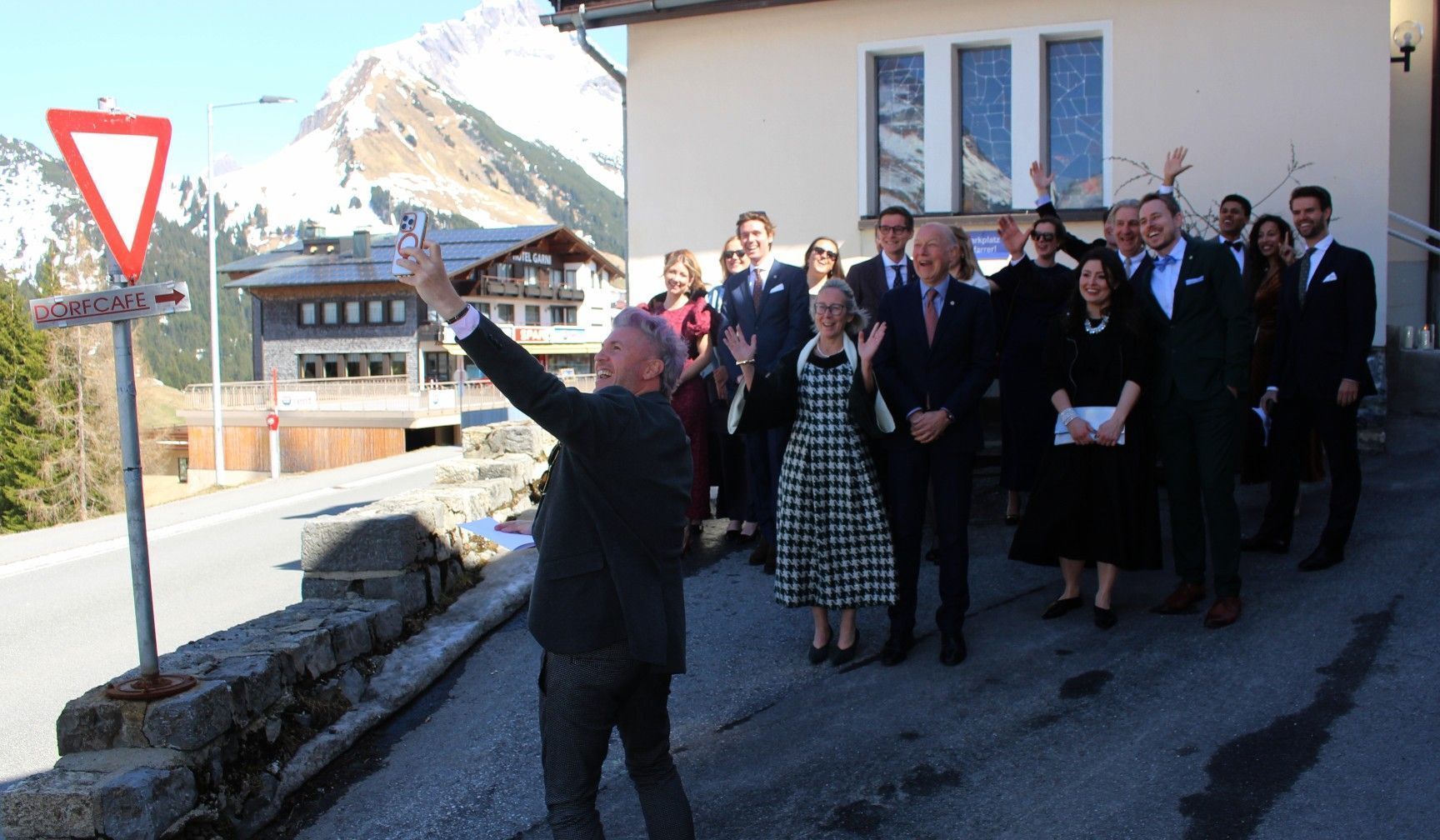 Eine kleine „Vorhut“, die zur Warther Kirche vorausgeeilt war, vertrieb sich die Wartezeit mit Erinnerungs-Selfies.   