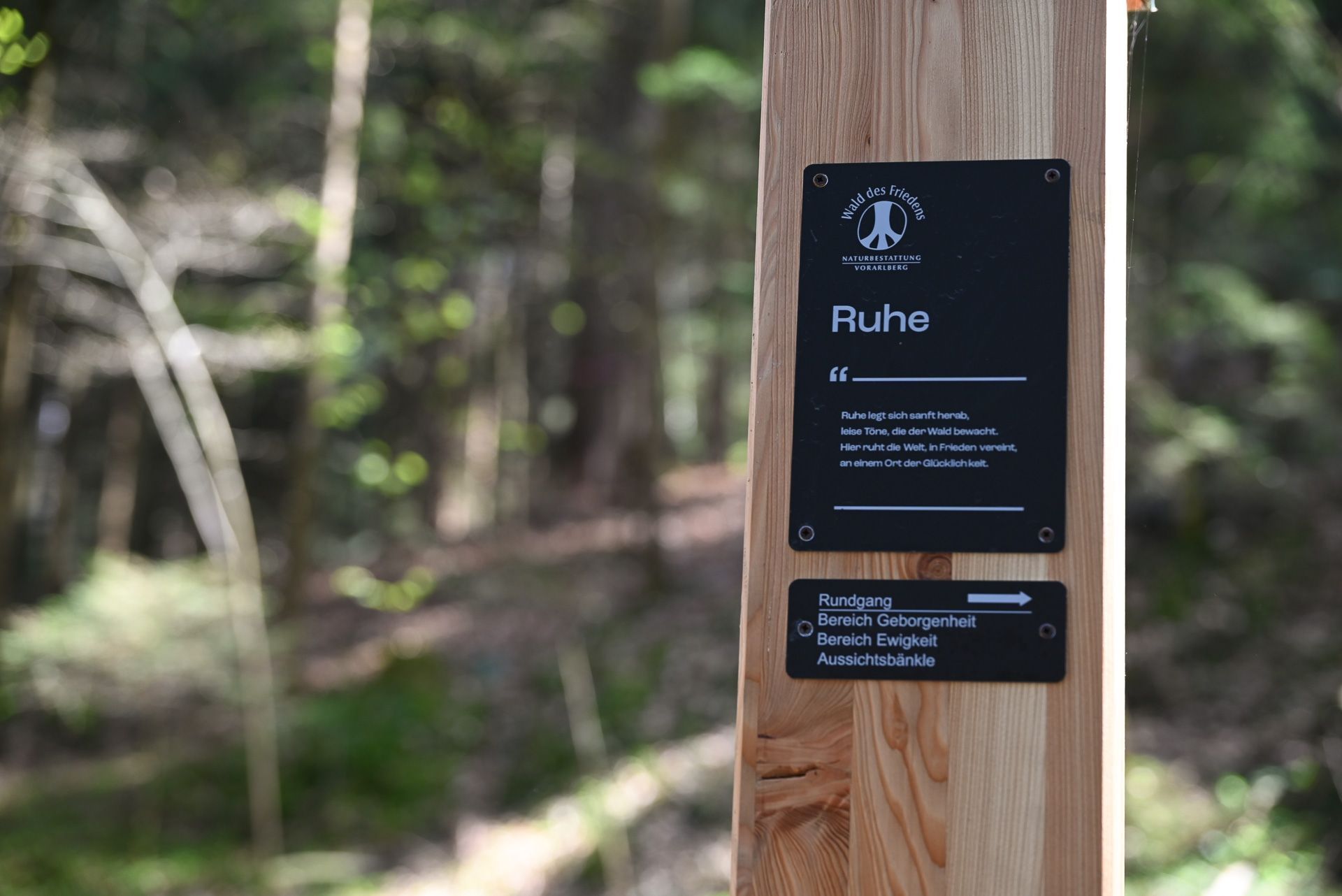 Der Wald des Friedens ist ein Ort der letzten Ruhe für die Verstorbenen. 