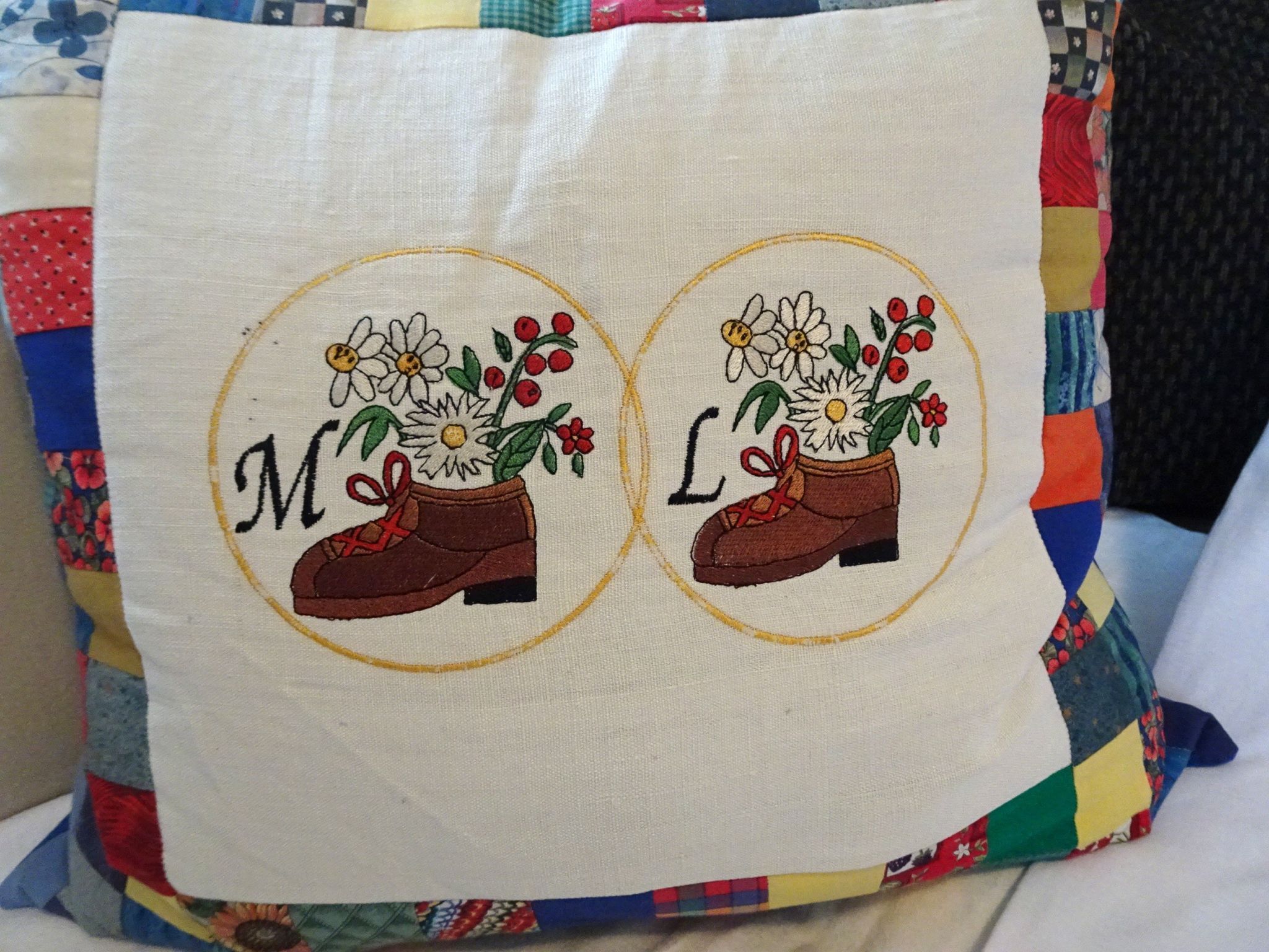 Die Freude am Wandern sogar auf dem Sofakissen verewigt - eine Nachbarin stickte dies für das begeisterte Wanderpaar Maria und Luis. 