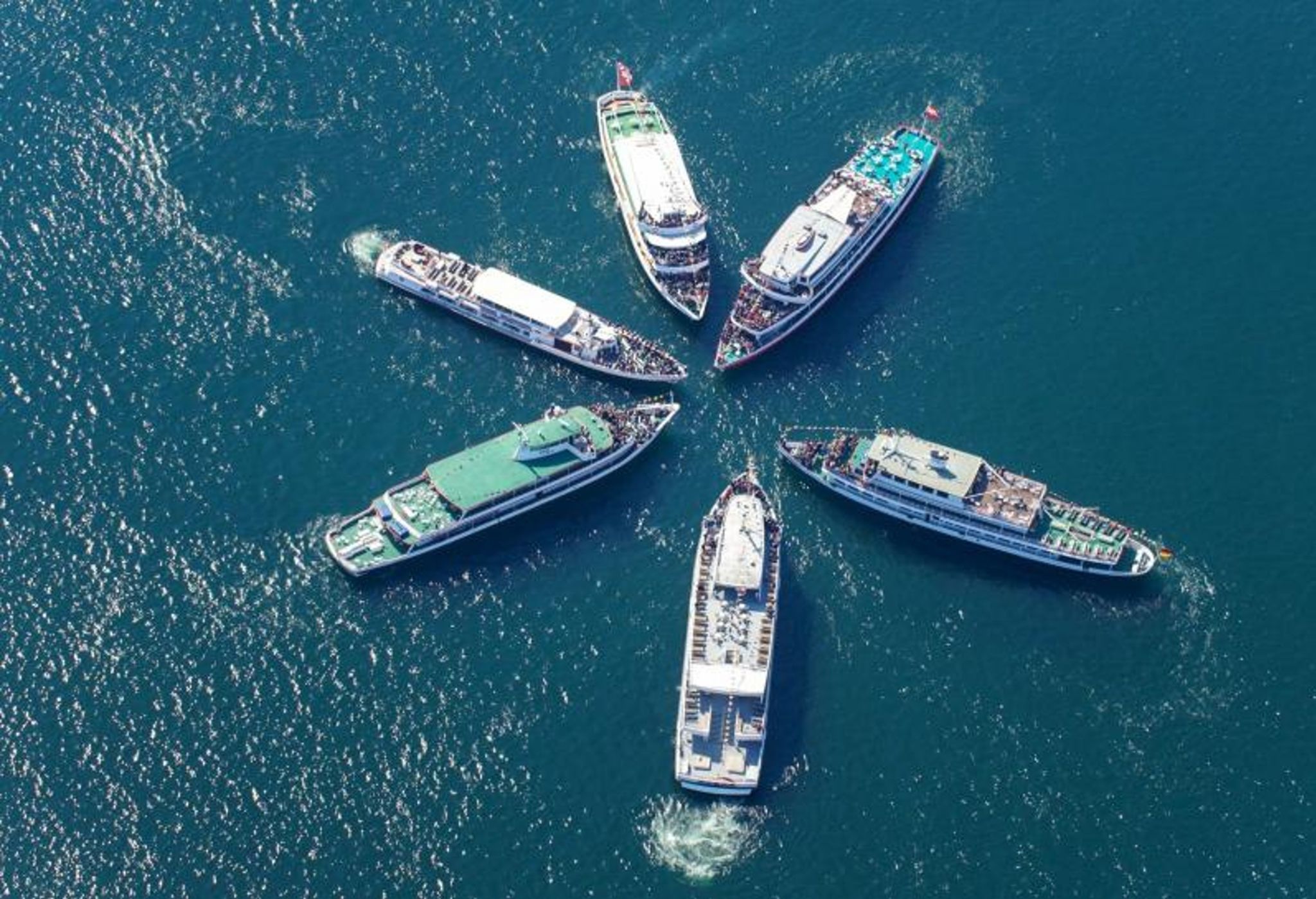 Ein Highlight des Romanshorner Hafenfestes wird am Samstag die 53. Flottensternfahrt, die turnusmäßig heuer in die Schweiz führt und Romanshorn zum Ziel hat. Schiffe der VSU werden dabei den Hafen anlaufen und zum Abschluss den traditionellen Stern bilden. VSU (1)