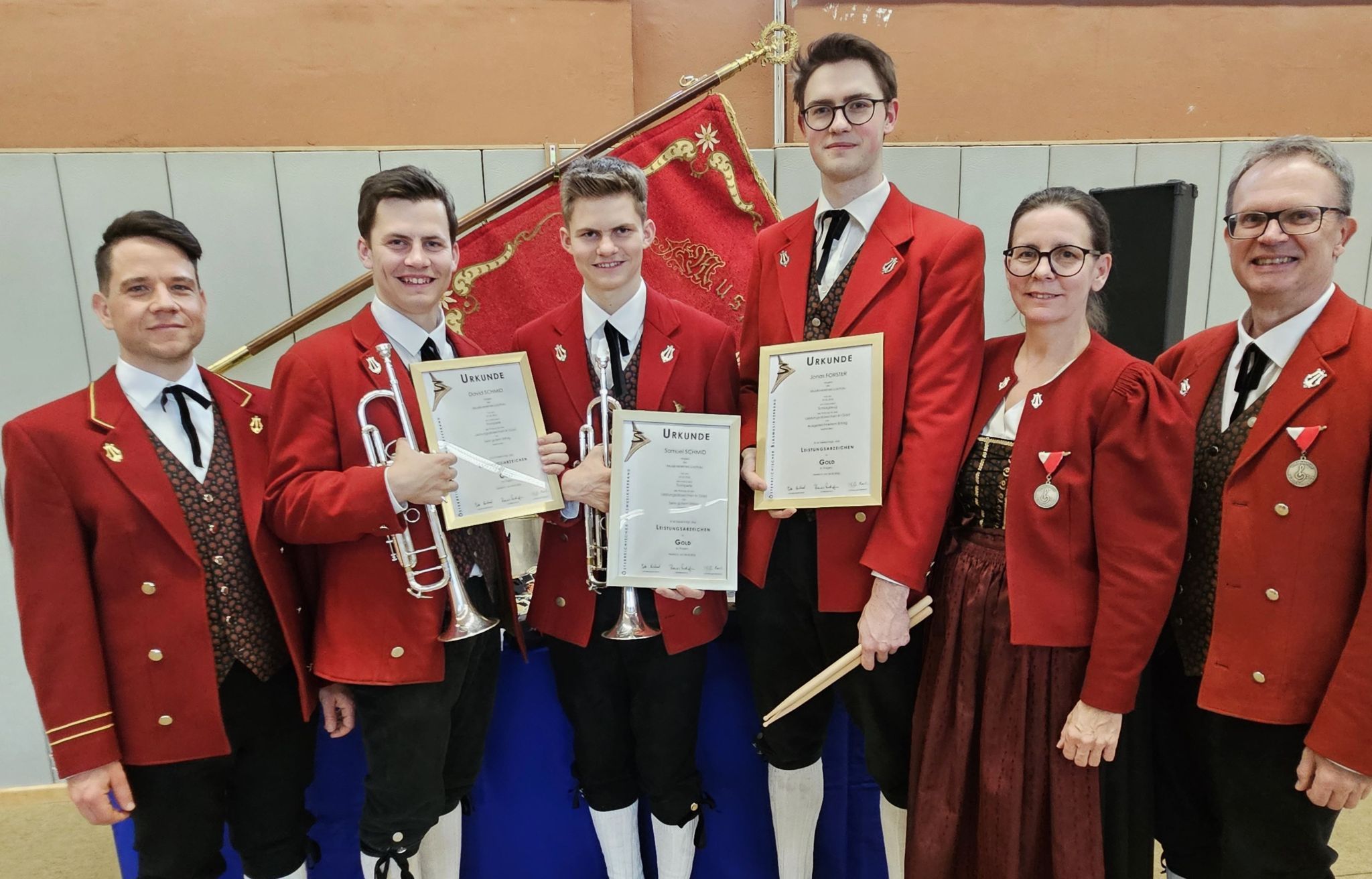Leistungsabzeichen in Gold für die Solisten David Schmid und Samuel Schmid (Trompete) sowie Jonas Forster (Schlagwerk), im Bild mit Kapellmeister Rafael Ohmayer sowie den engagierten Jugendreferenten Michaela und Michael Schmid.