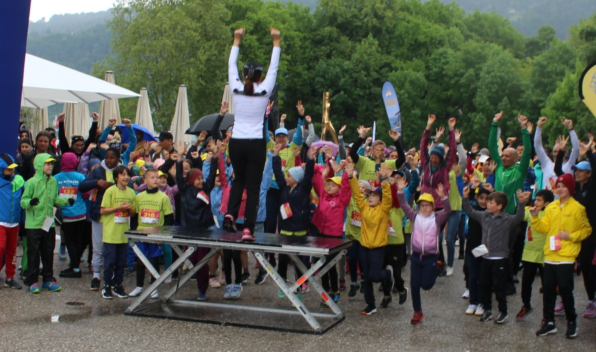 Angesichts der nass-kalten Witterung beim 16. Stundenlauf 2025 war sorgfältiges Aufwärmen vor dem Start besonders wichtig. Eine prominente „Vorturnerin“ zeigte, wie das richtig gemacht wird.