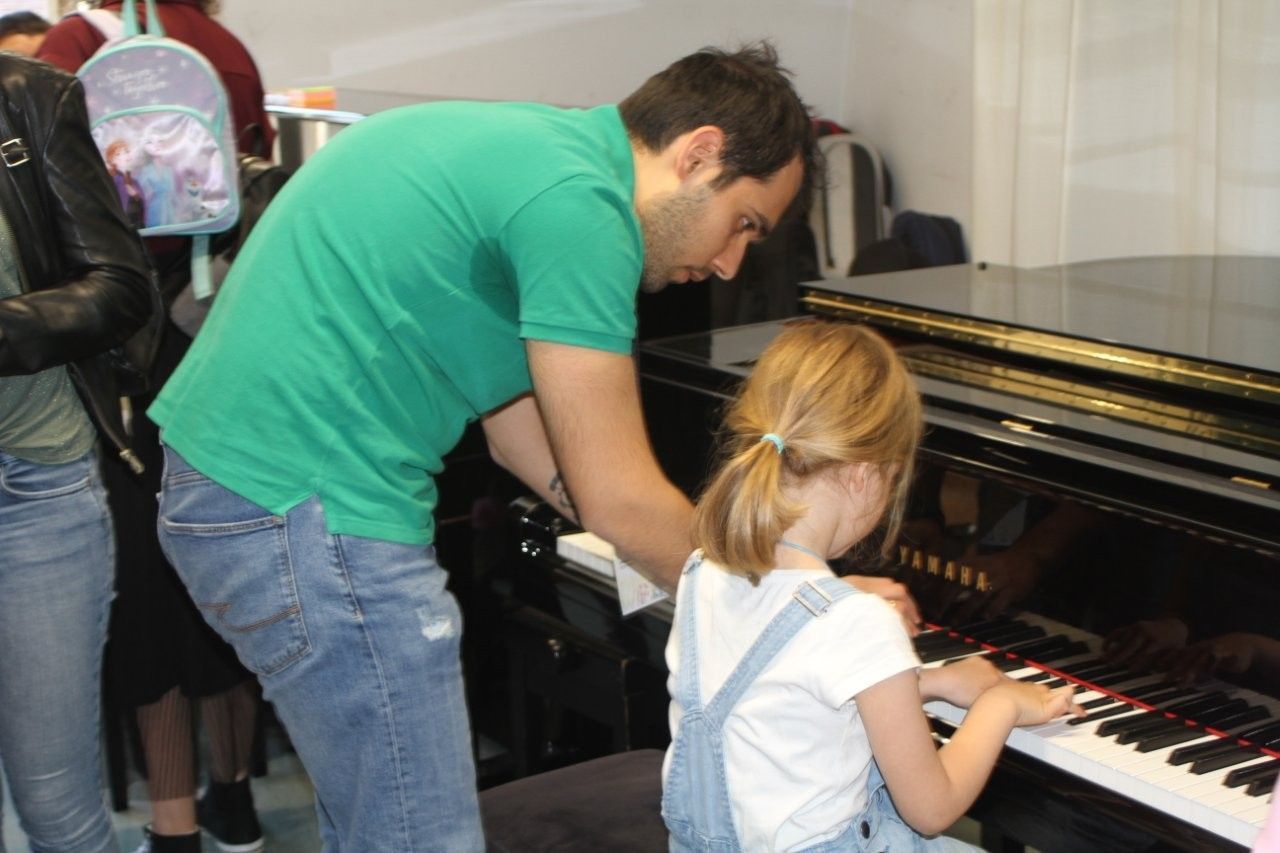 Nina am Klavier mit Lehrer Kurt. 