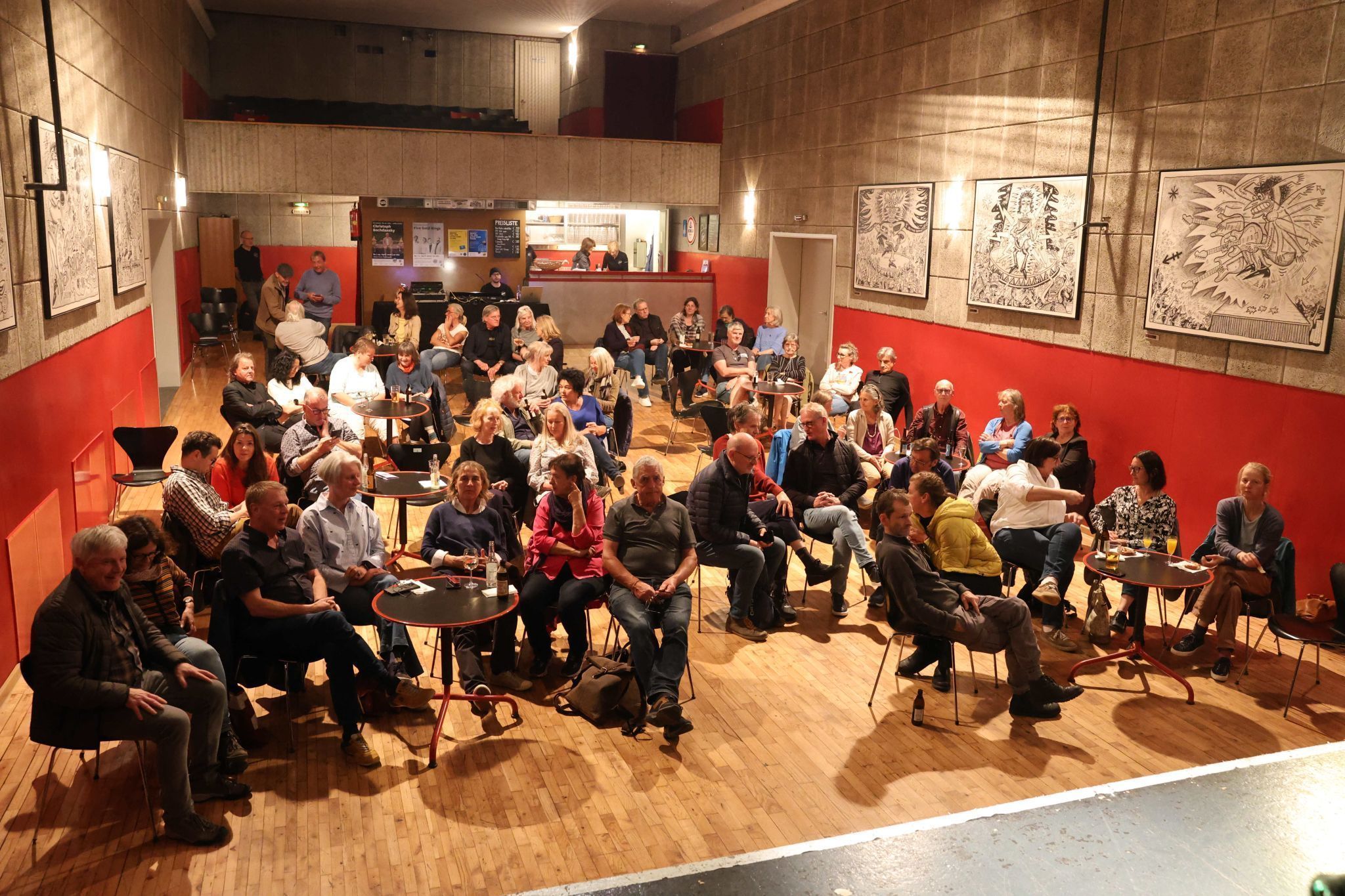 Die Besucher vor Beginn der Vorstellung.