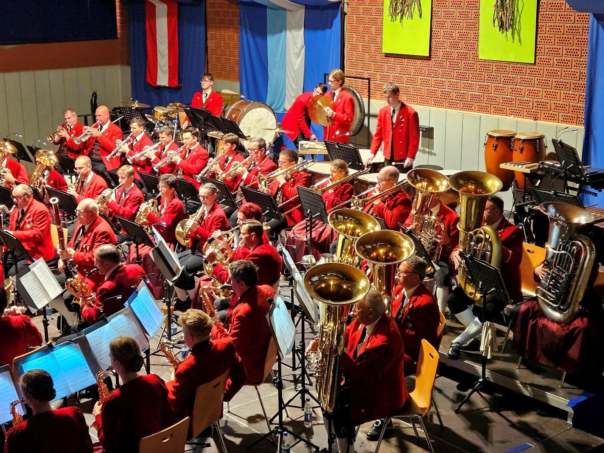 Kraftvoller blasmusikalischer Auftritt des Musikvereines Lochau beim traditionellen Frühlingskonzert im stimmungsvollen Ambiente der großen Lochauer Sporthalle.