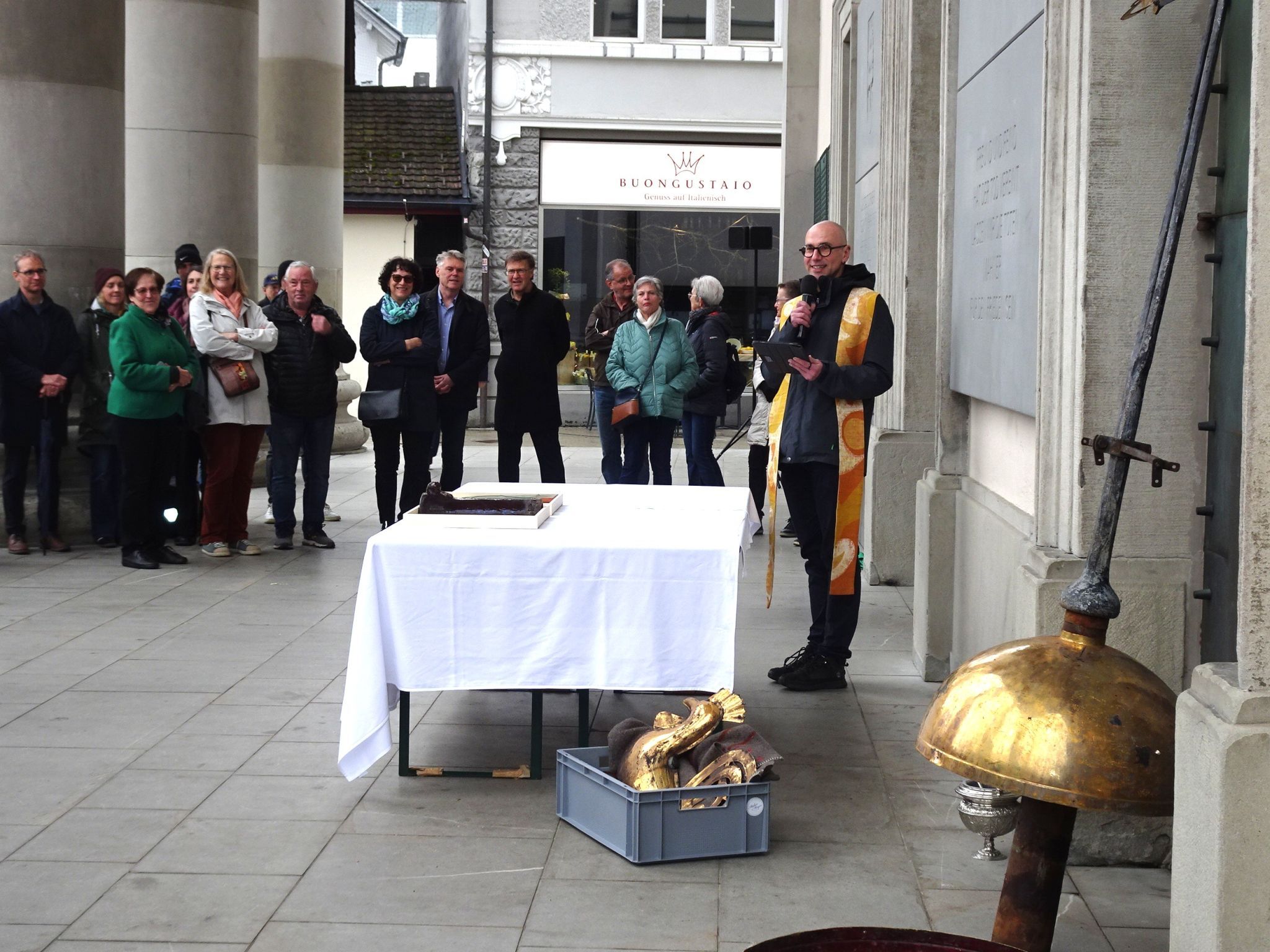 Pfarrer Dominik Toplek segnete die Gewerke und die Bauarbeiter beim Auftakt der zweiten Bauetappe für die St. Martin Kirchturmsanierung. 