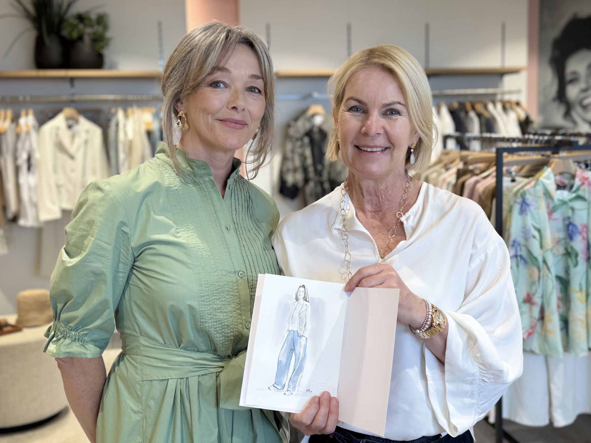 Illustratorin Virginia Romo mit Ulrike Sander.