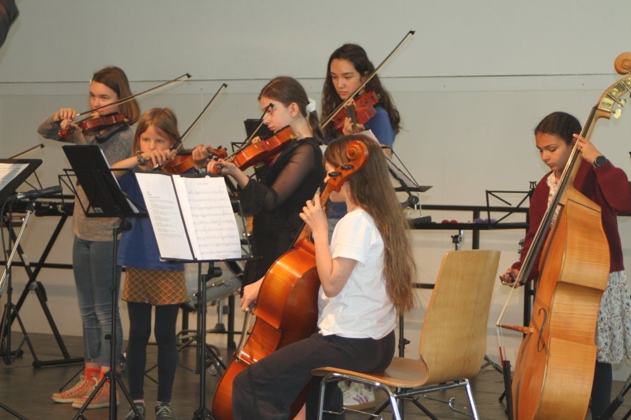 Ministrings mit Emilia, Melis, Ella, Lioba, Pia und Matilda.