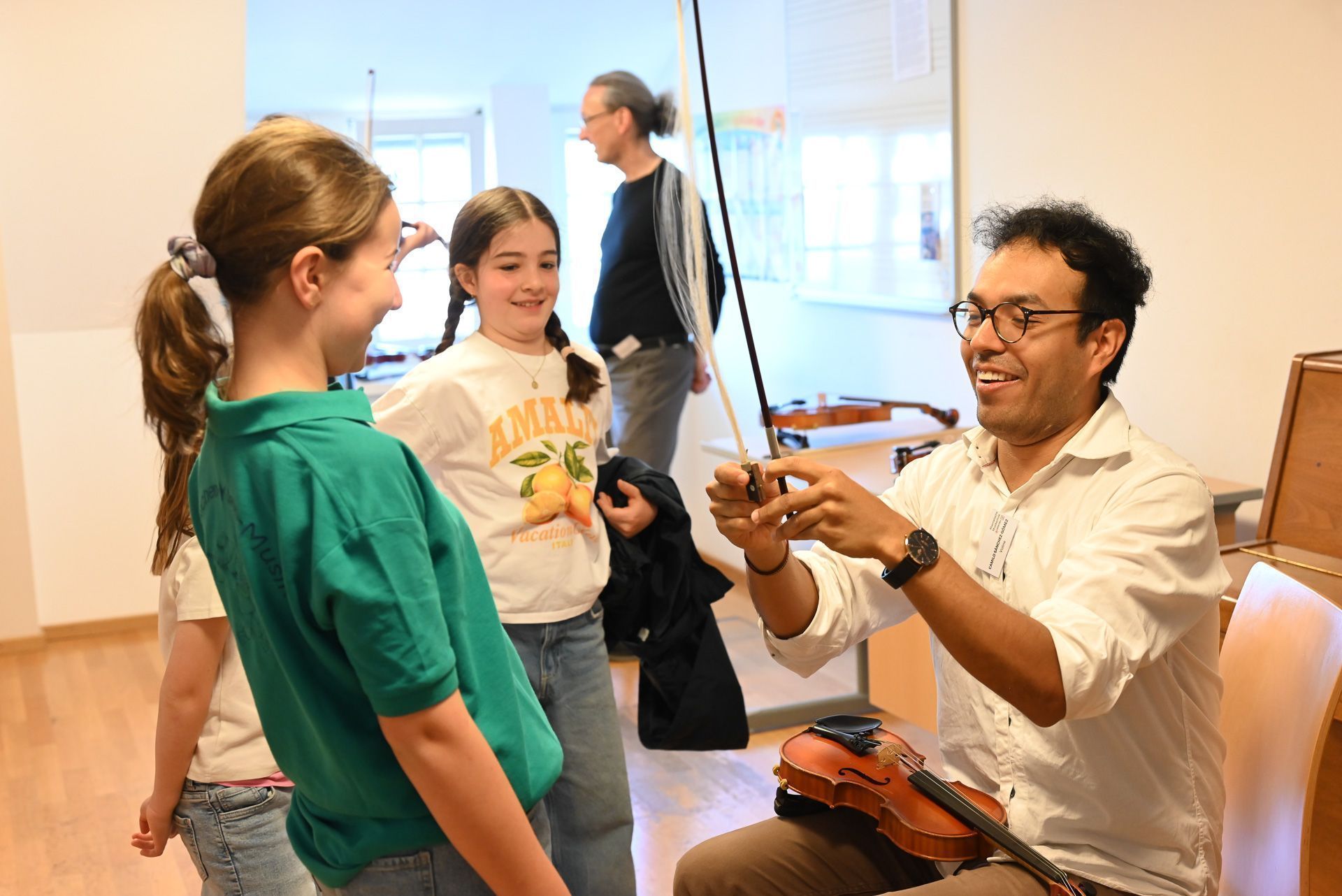 Wie hält man einen Bogen richtig? Auch das galt es am Tag der offenen Tür zu lernen.