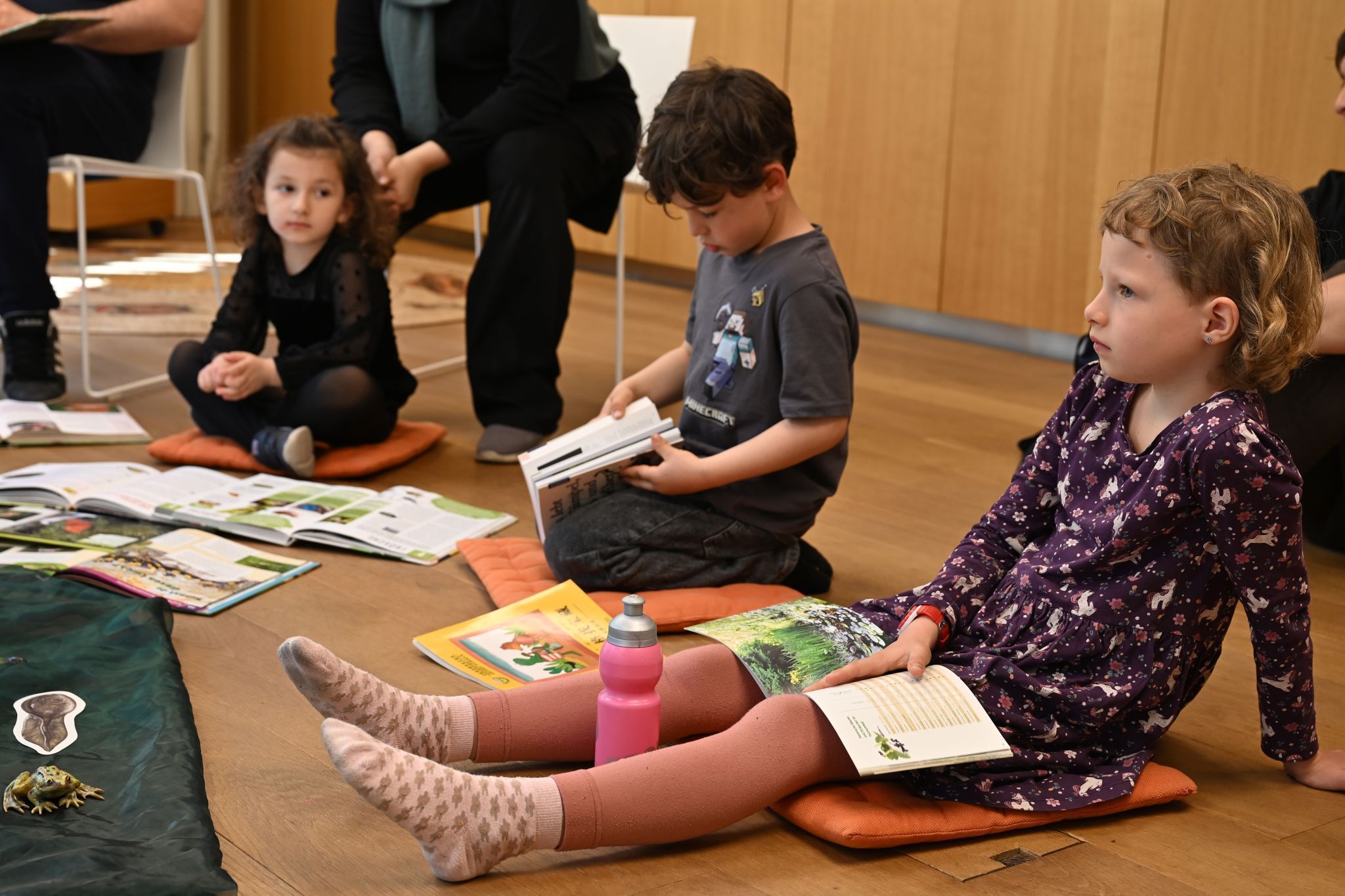 Die Nachwuchsforscher folgten aufmerksam den Erklärungen und stellten Fragen.