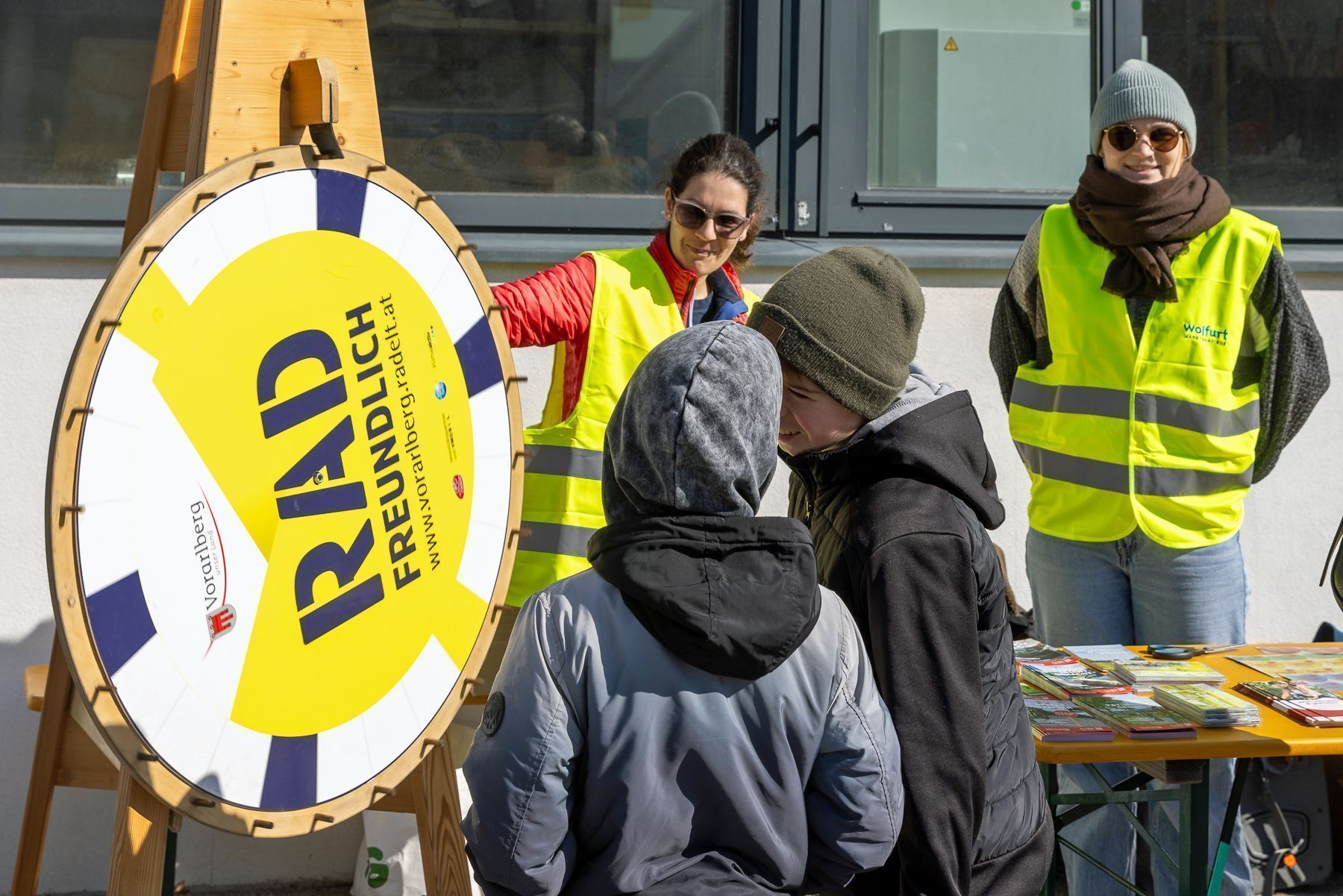 Beim Glücksrad der Gemeinde gab es für große und kleine Besucher attraktive Gewinne. @ Mario Stecher@Fototeam Digital 2026