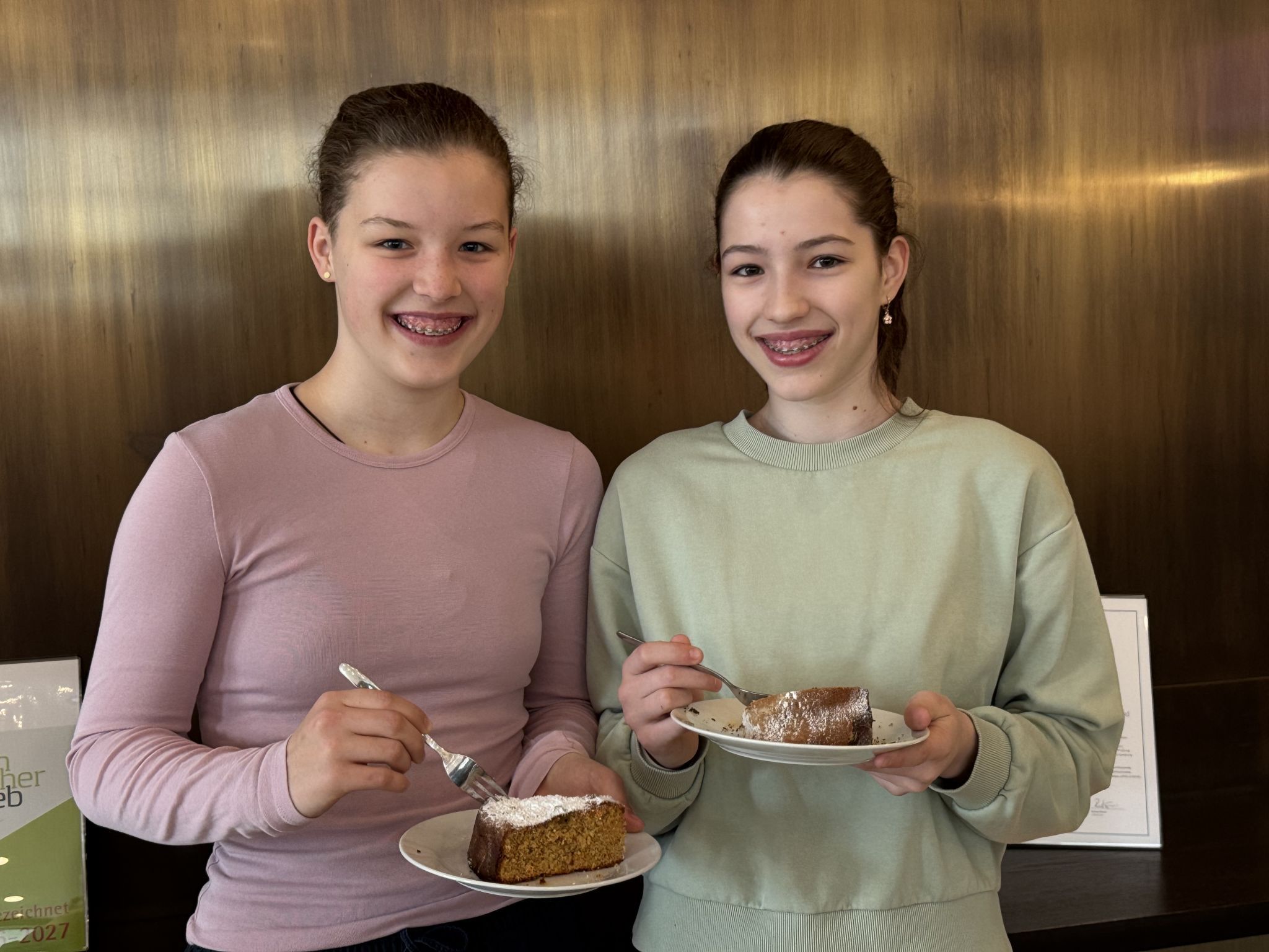  Pauline und Luisa Kowarc-Stangl genossen die feinen Kuchen.