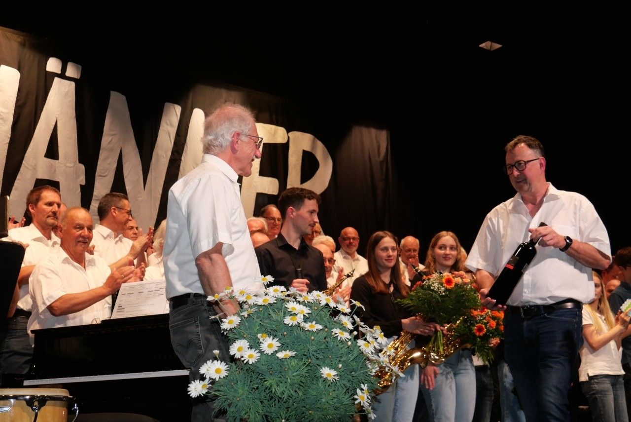 Wolfgang Loretz übergab Geschenke an Ingold Breuss. 