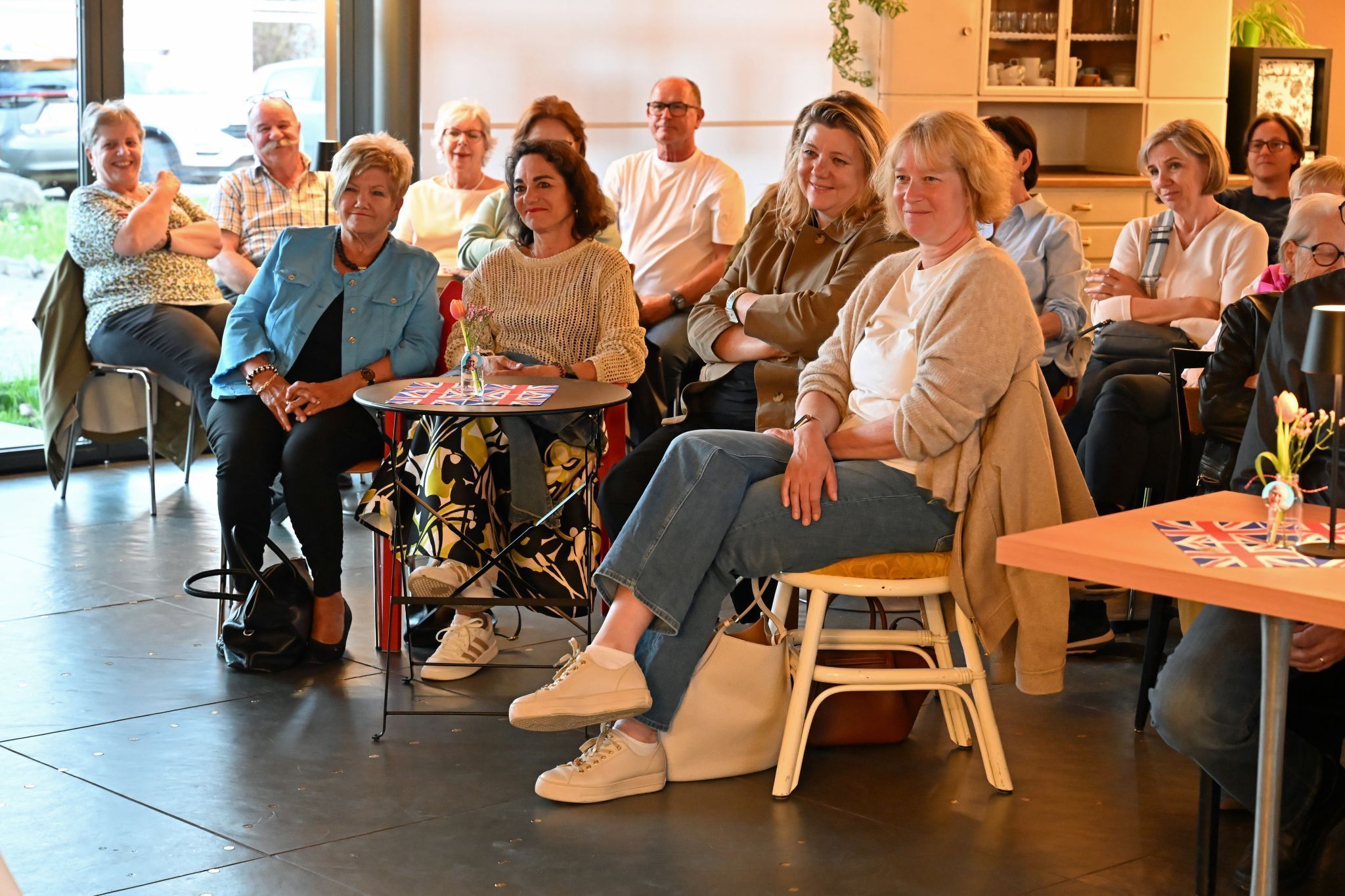 Runde Tische und Stühle verliehen der Lesung eine gemütliche Kaffeehausatmosphäre.