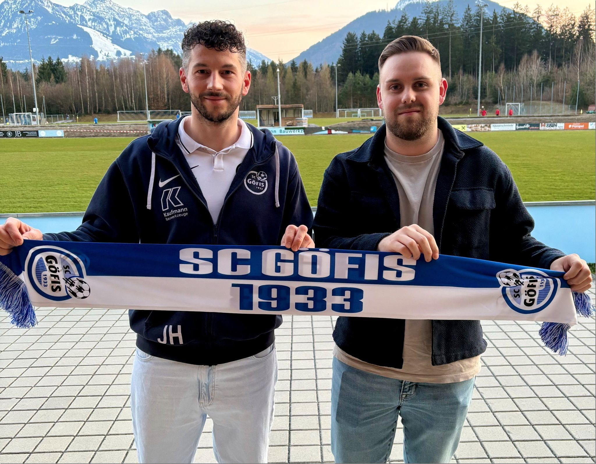 Lukas Pasqualini (r.) mit Sportchef Jürgen Hafner bei der Rückkehr nach Göfis. 