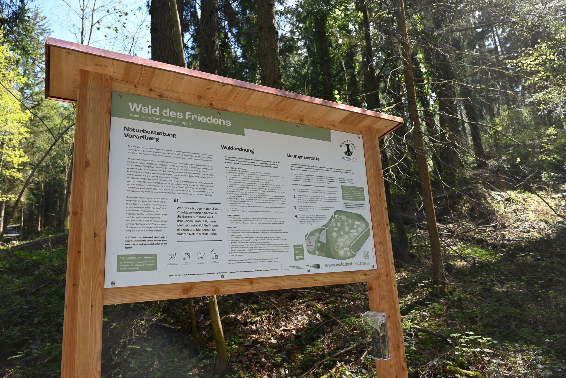 Eine Tafel am Anfang erklärt den Wald des Friedens.