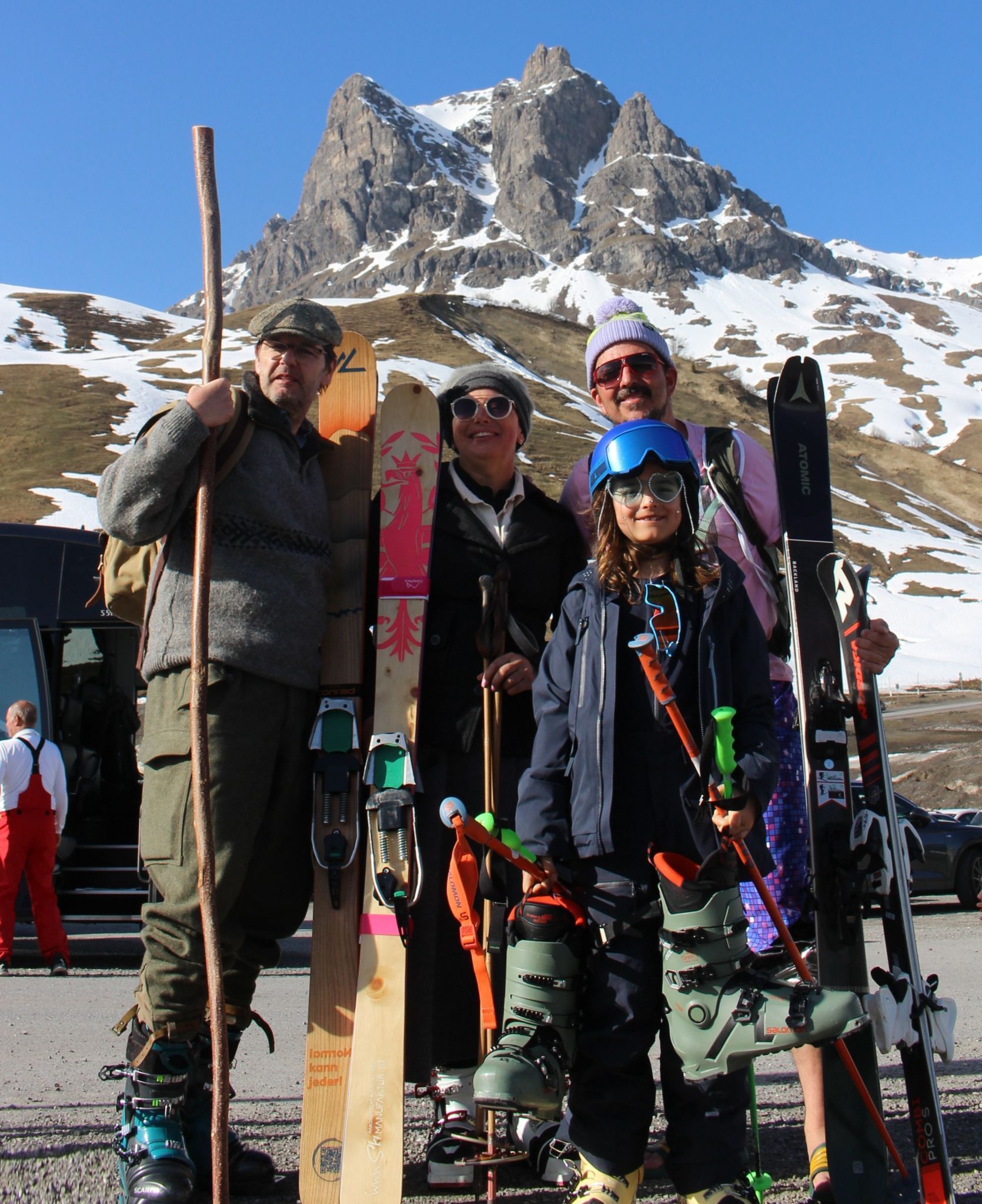 Reizvolle Kombination: Tannberg Telemarker und Gäste aus Bruchsal nostalgisch gekleidet, aber mit aktuellstem Ski-Material.