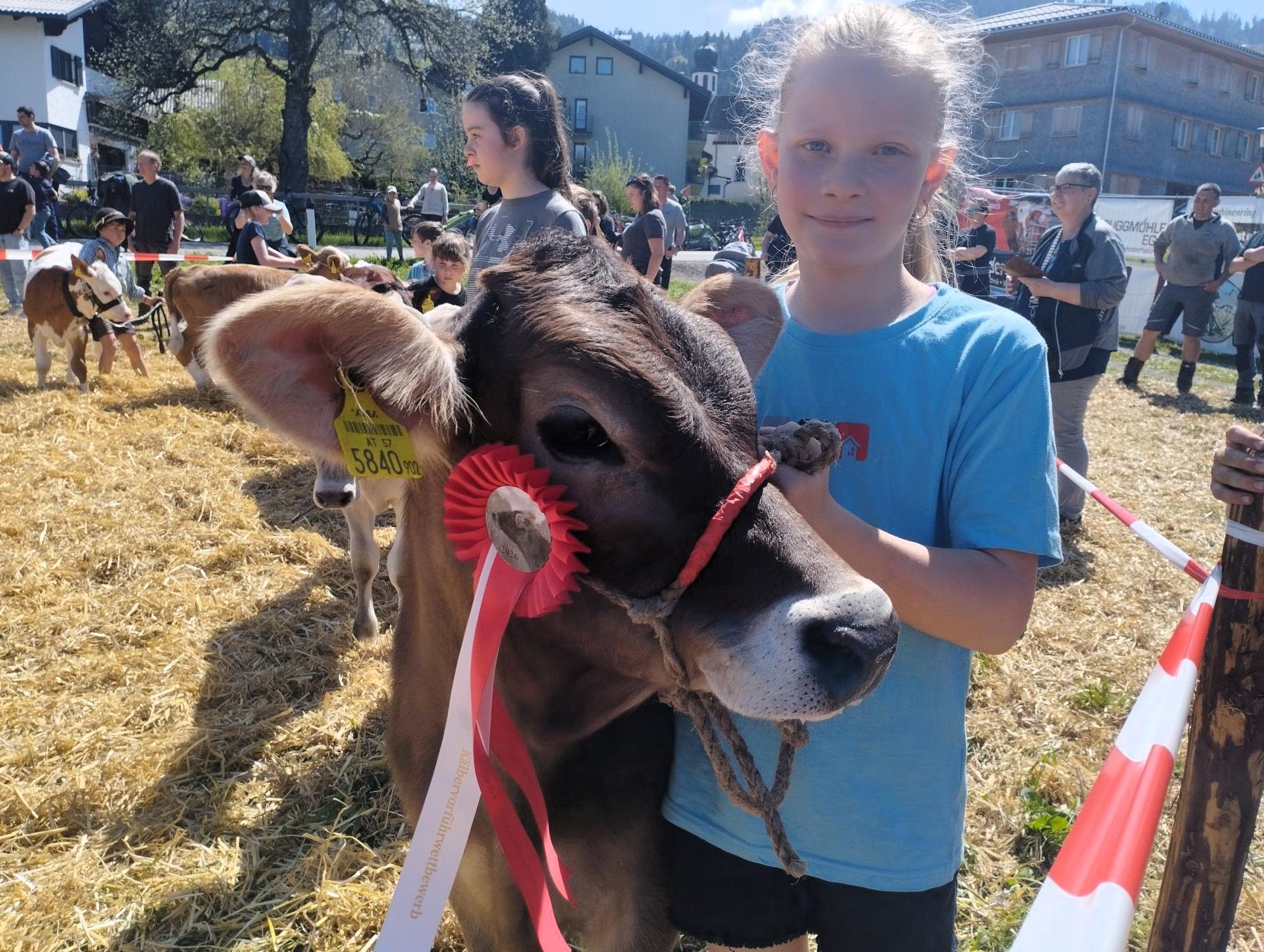 Lara Feuerstein gewann mit ihrer „Minka“ den Kälber-Wettbewerb. (Fotos: NAM)