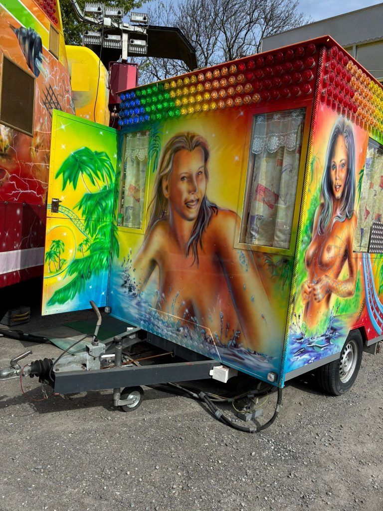 Rummelplatz: Nackte Frauen auf Anhänger sorgen für Empörung