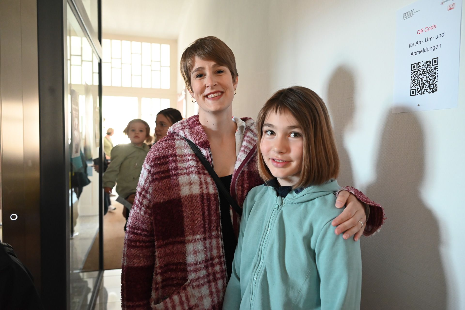 Mia kam mit ihrer Mama zum Tag der offenen Tür. Sie würde gerne Harfe oder Kontrabass erlernen. 