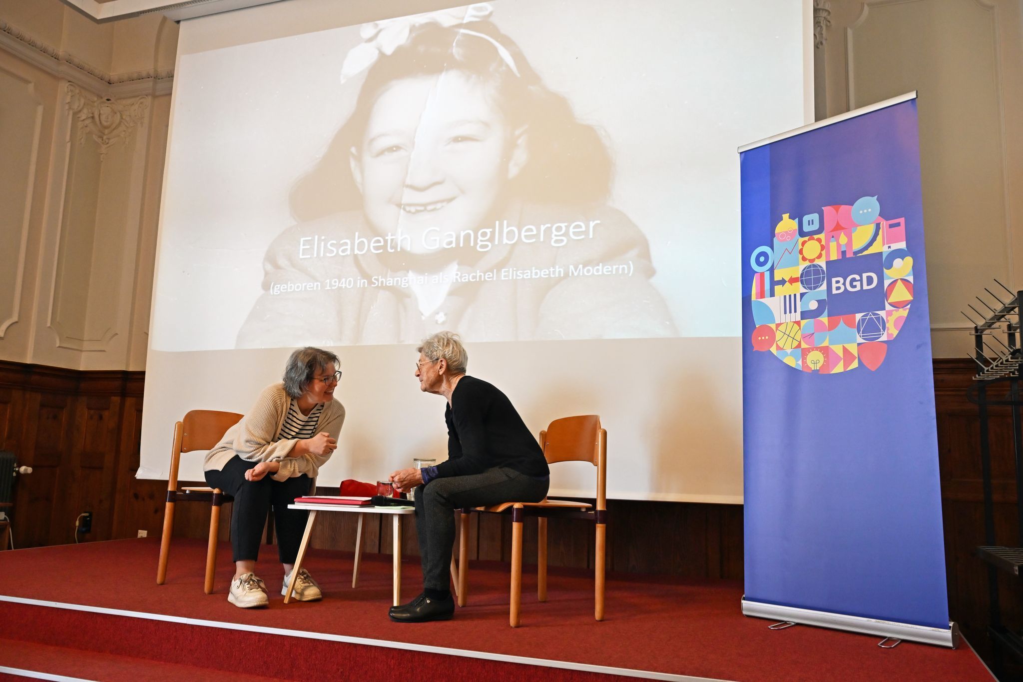 Lehrerin Karin Schindler-Bitschnau begrüßte Elisabeth Ganglberger am BG Dornbirn.