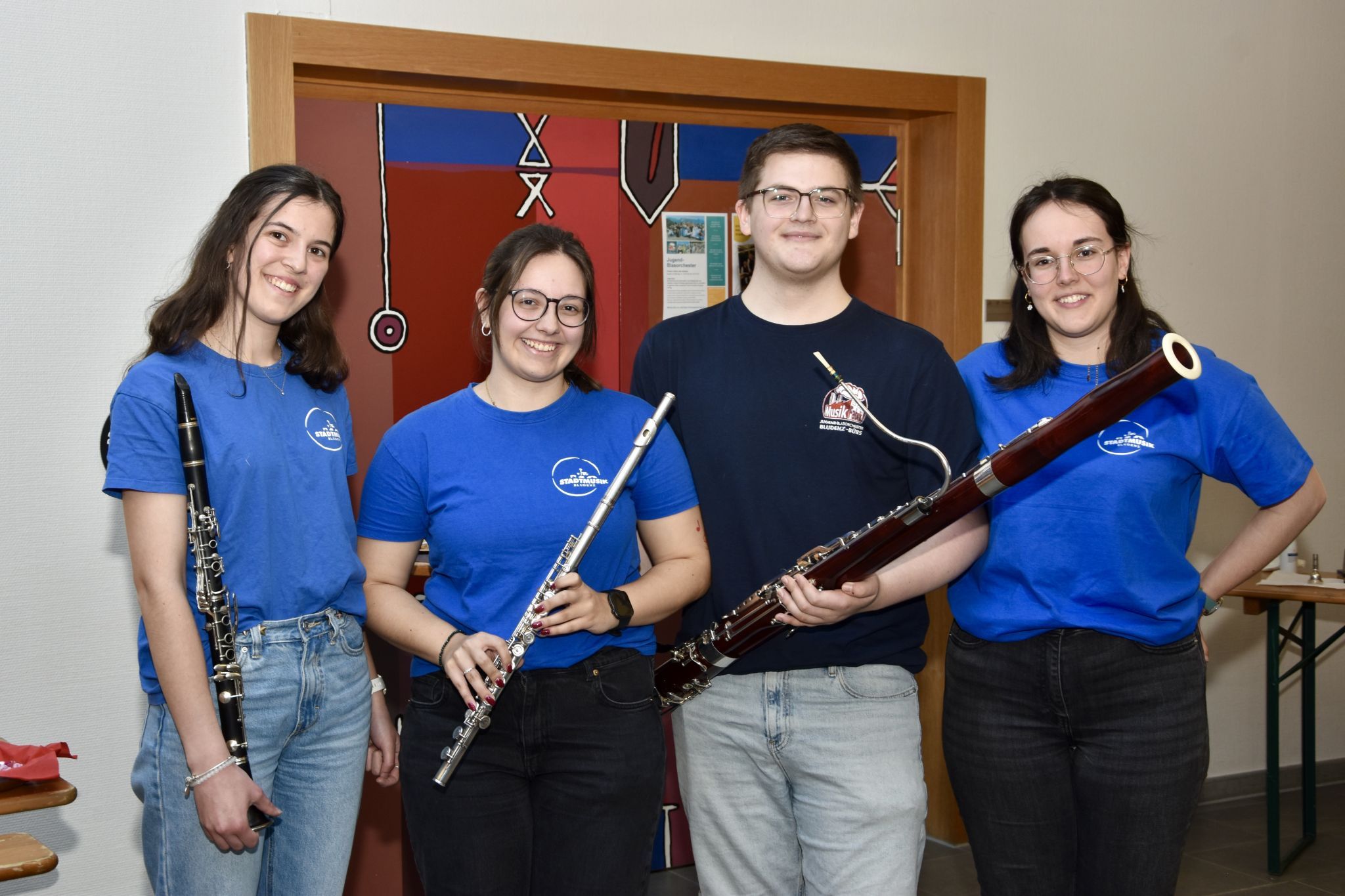 Enya Sophie Zech, Jana Juriatti, Luca Dreier (Jugendausschussteam der Stadtmusik Bludenz) mit Vereinskollegin Sarah Greiner