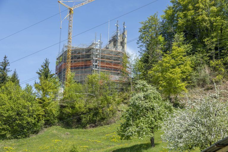 Auffällige Baustelle am Pfänderhang: Was es mit dem riesigen Gerüst auf sich hat
