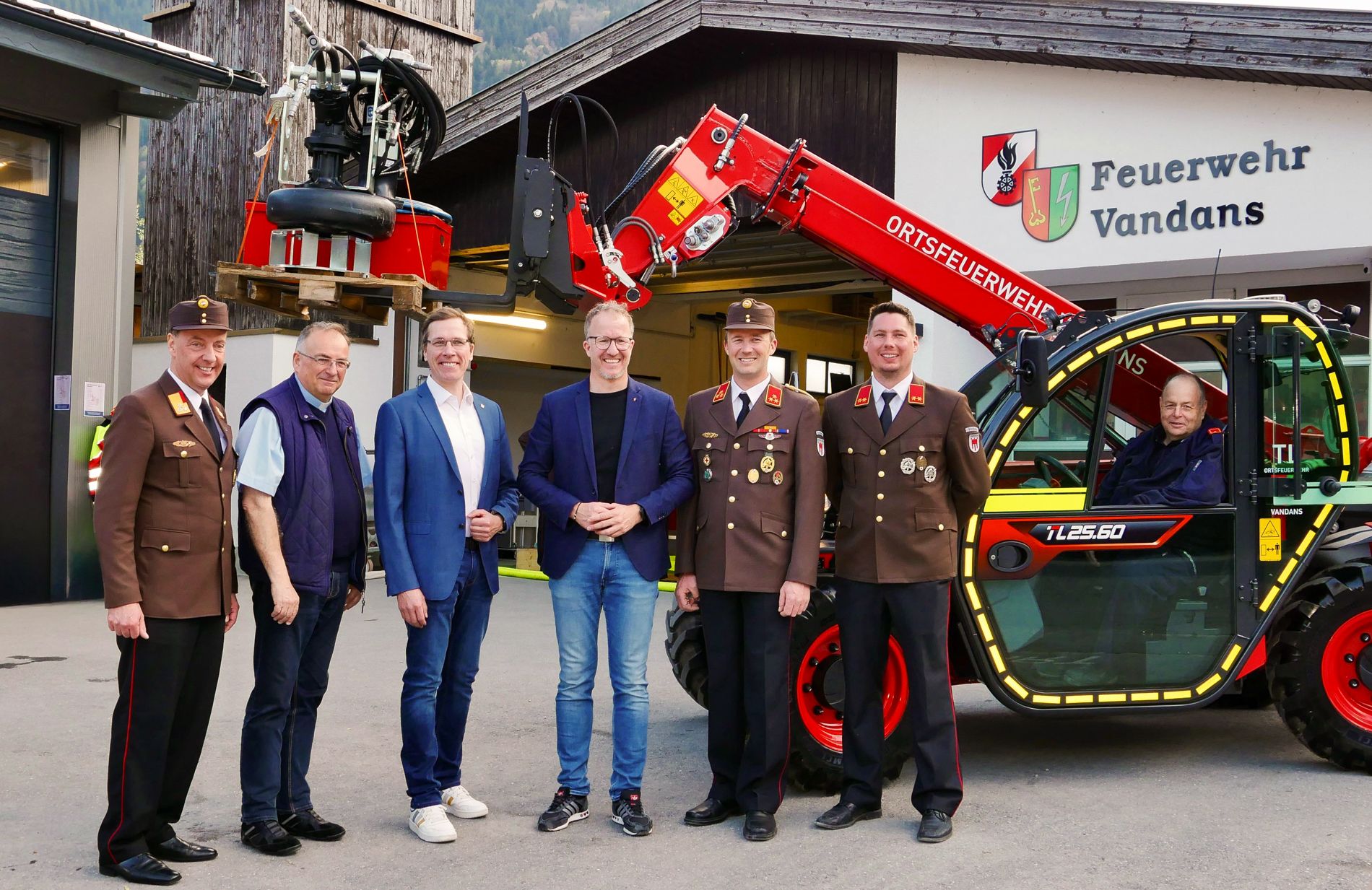 v.li. Bezirksfeuerwehrinspektor Karlheinz Beiter, Pfarrer Hans Tinkhauser, Bgm. Florian Küng, LR Christian Gantner, Kommandant Andre Stemer und Kdt.Stv. Benjamin Schoder mit dm neuen Einsatzfahrzeug inkl. Pumpe