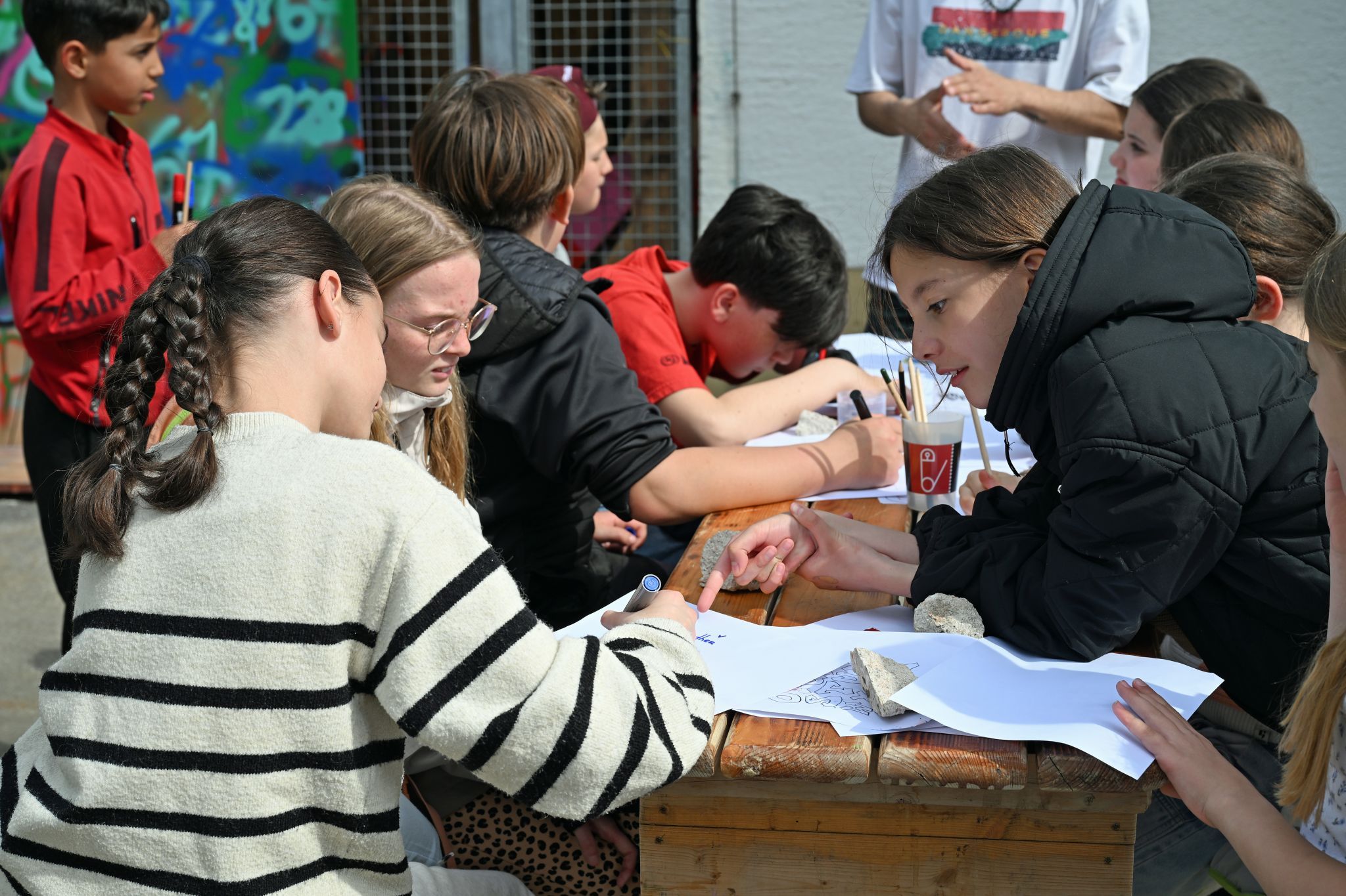 Bevor sie sprayten, machen die Schüler Entwürfe für ihren Graffiti-Schriftzug.
