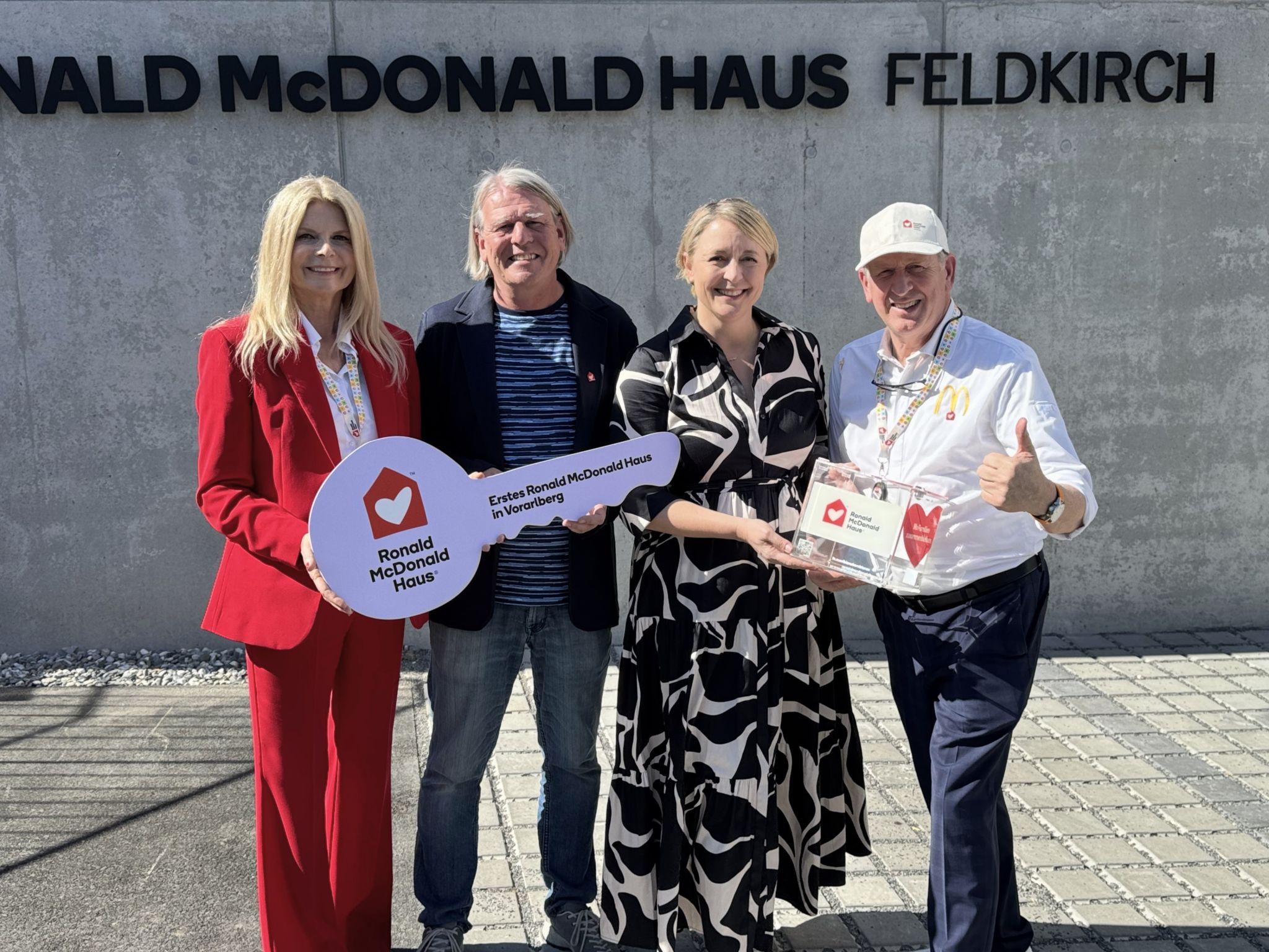 McDonald’s Franchisenehmer und Vermieter Loek Versluis (re.) mit Vorständin Karin Schmidt, Hausleiter Kurt Fercher und Vizebürgermeisterin Andrea Kerbleder bei der Eröffnung.