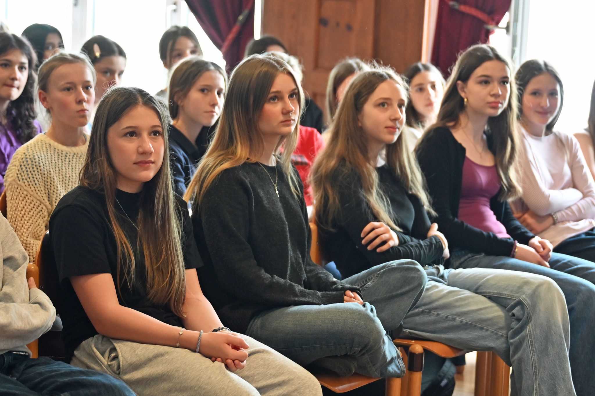 Gebannt verfolgten die Jugendlichen die Schilderungen aus Elisabeth Ganglbergers Kindheit im Exil.