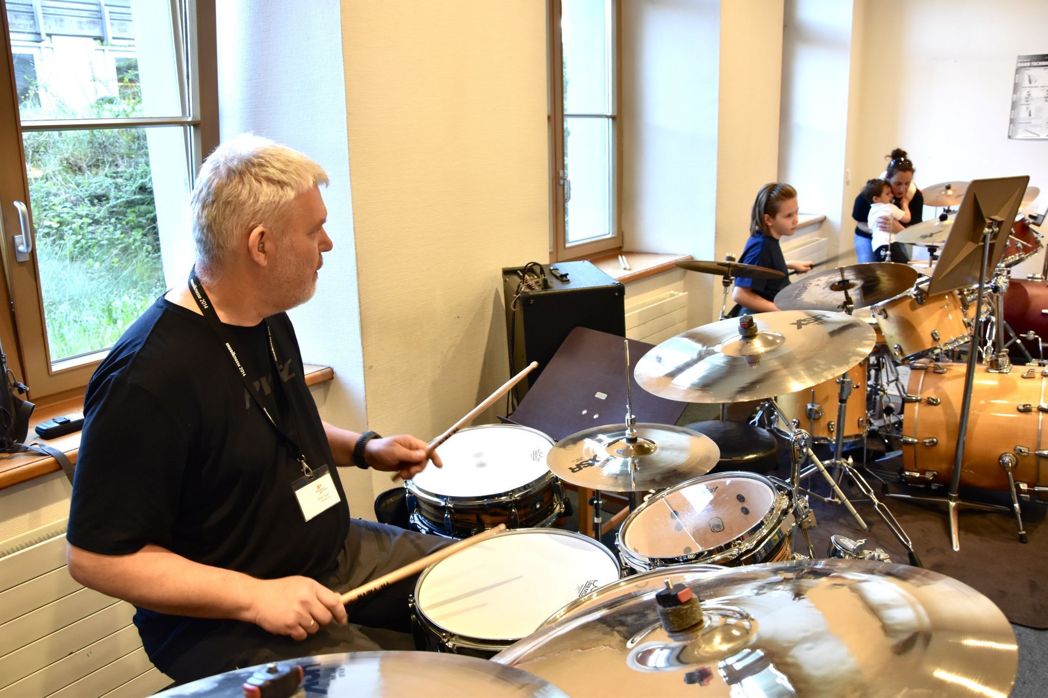 Schlagzeuglehrer Ulli Sparr im Vordergrund