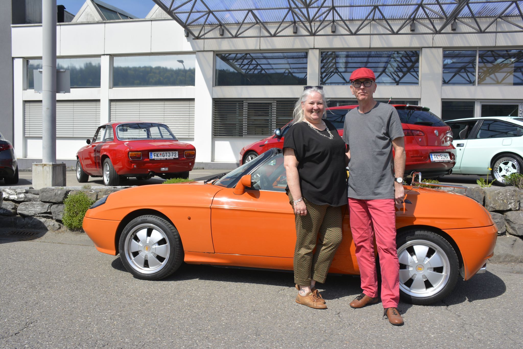Andrea & Stefan mit ihrer Fiat Barchetta