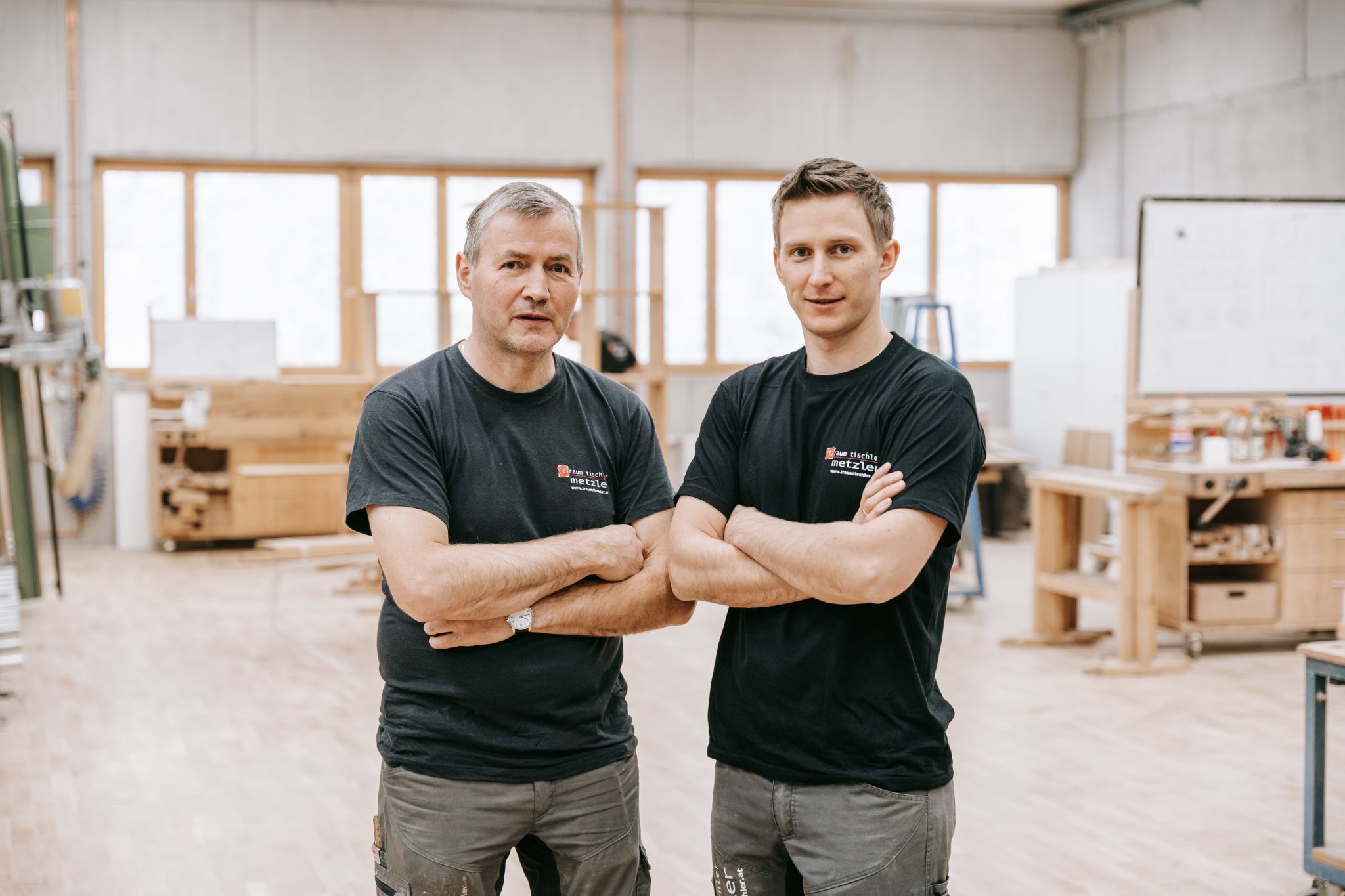 Anfang 2025 übergabt Leo Metzler (l.) die Firma an seinen Sohn Christian.   (Foto: Pia Berchtold für Werkraum Bregenzerwald)