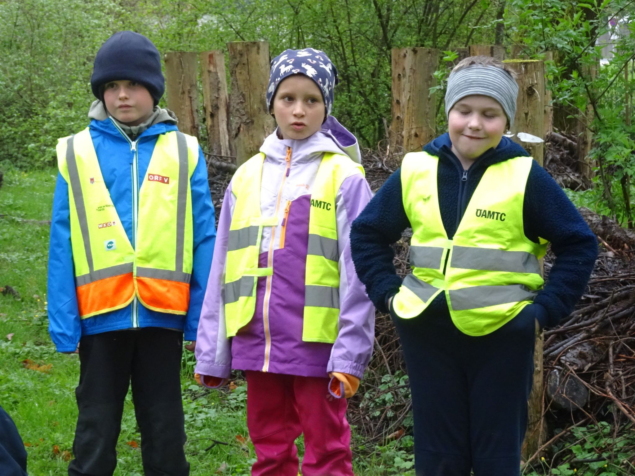 Gebannt lauschten die Kinder den Erzählungen der Naturführerin. 
