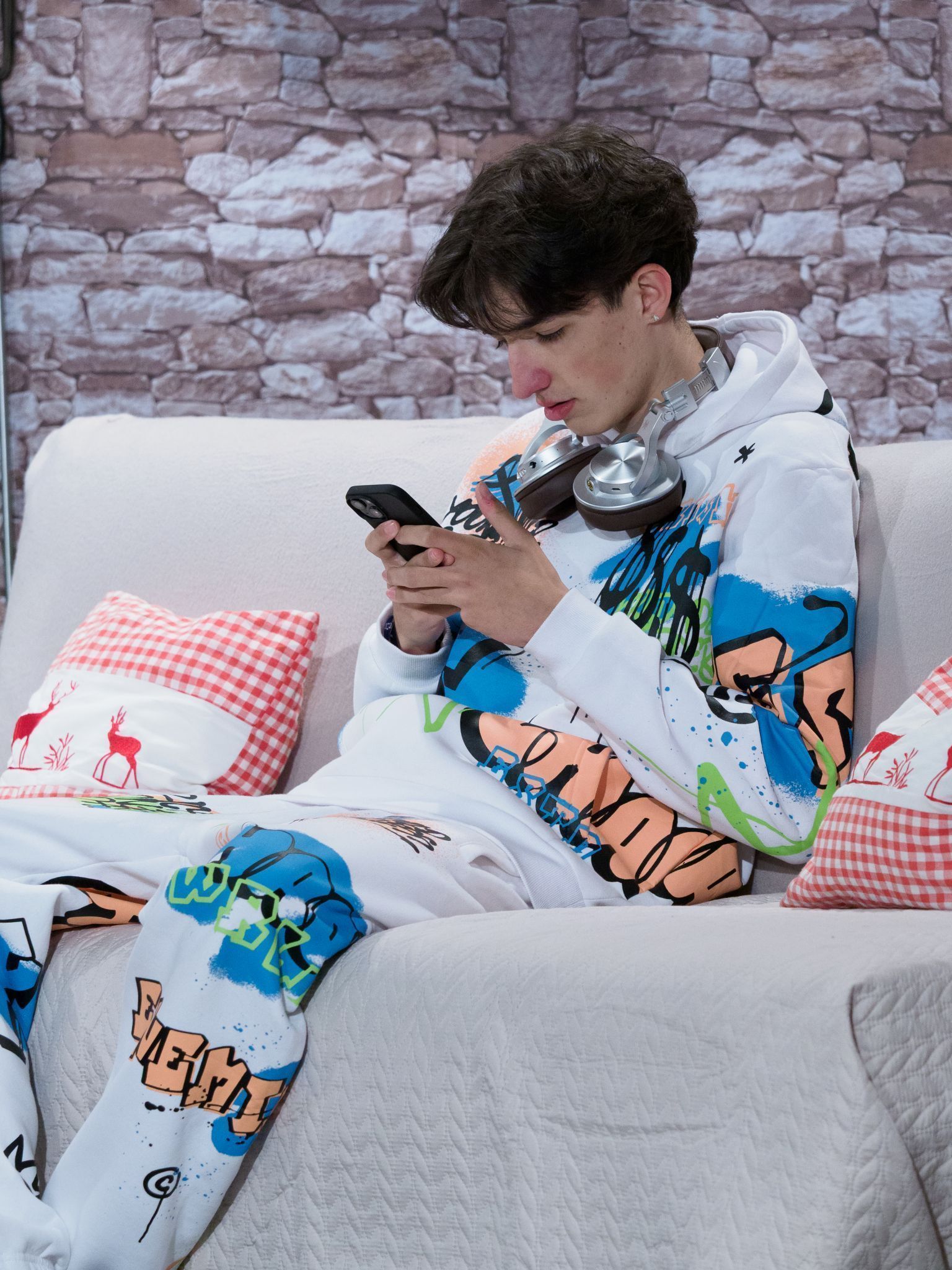 Carlo Heimlichs ( Niklas Kröss) Interessen liegen eher beim Handykonsum